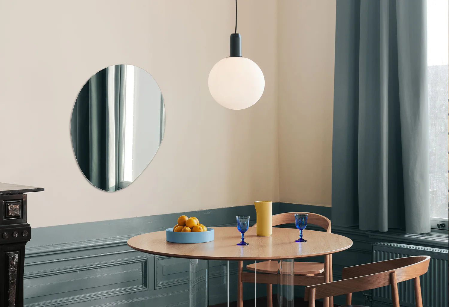 Závesná lampa ORB biele sklo s čiernym