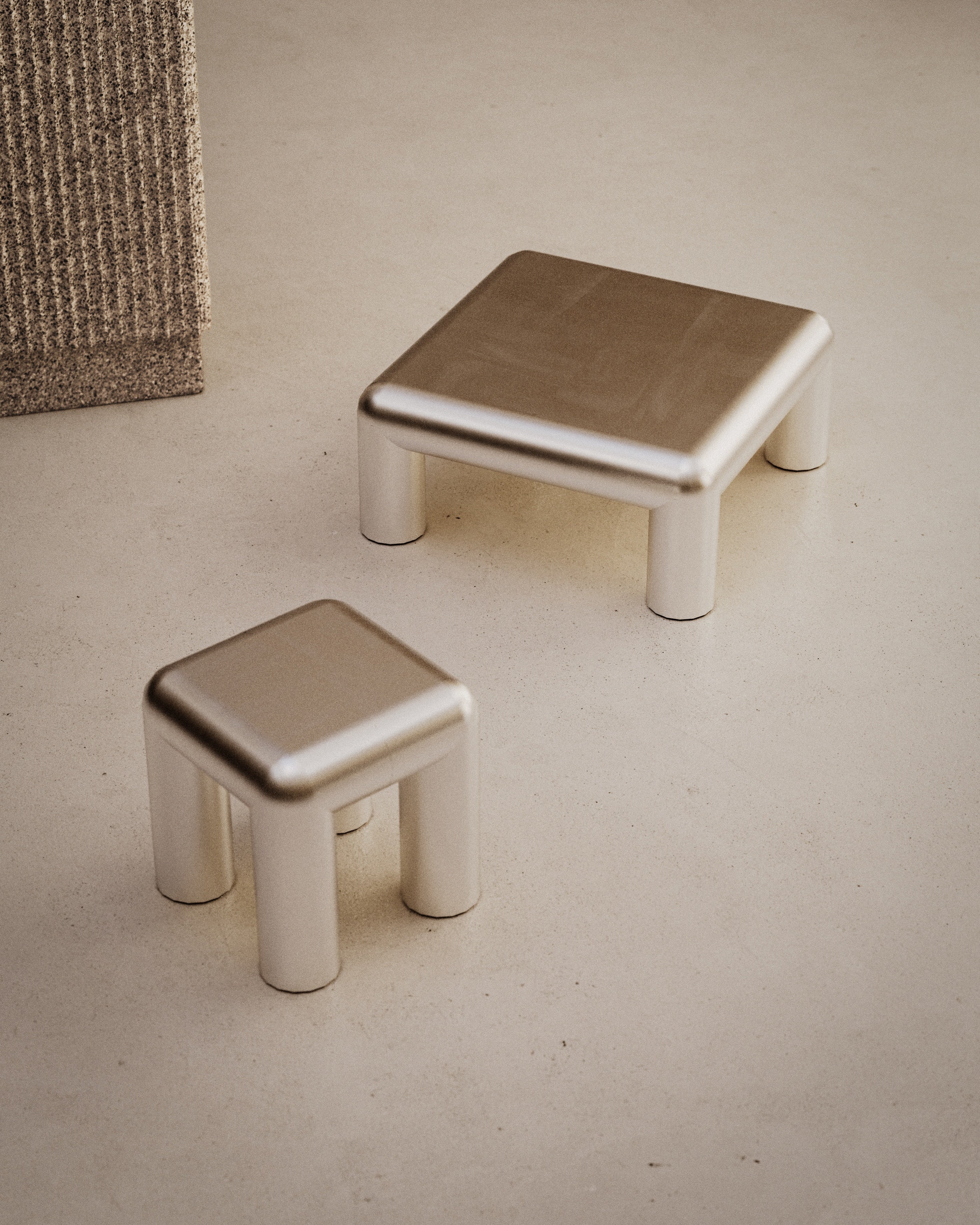 Bočný stolík CUBIO hliník