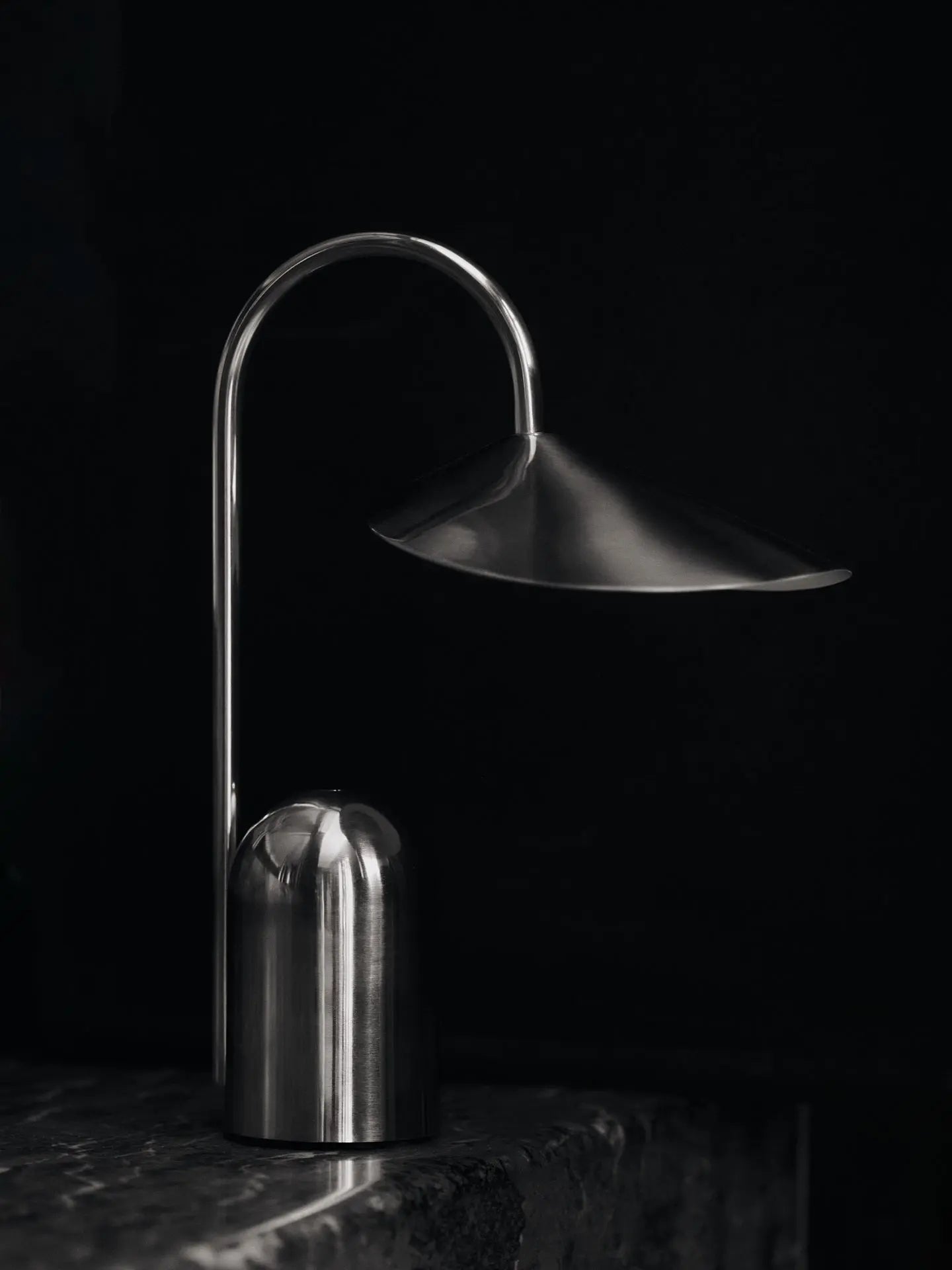 Prenosná lampa ARUM oceľová