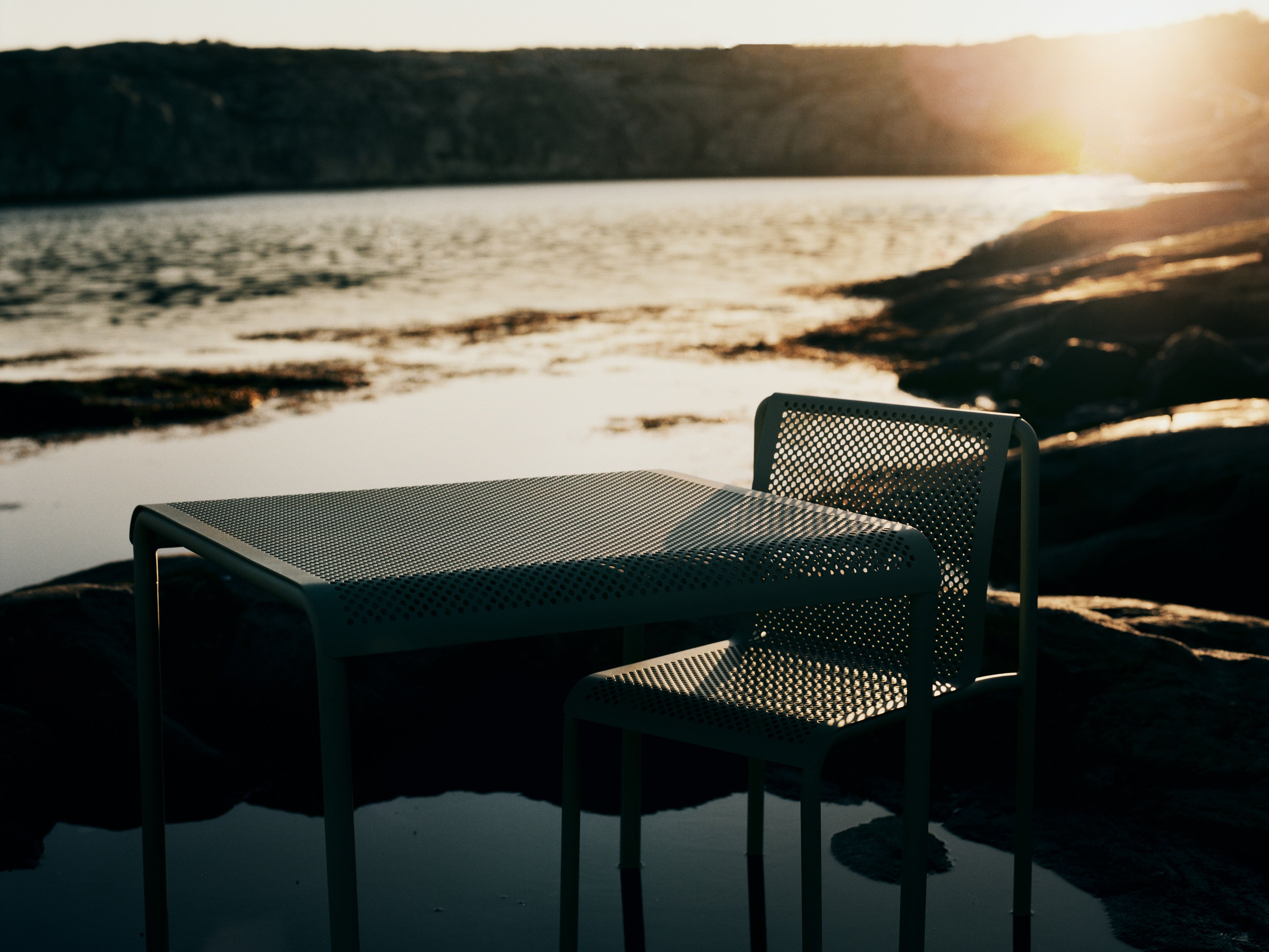 DAPPLE matcha square garden table
