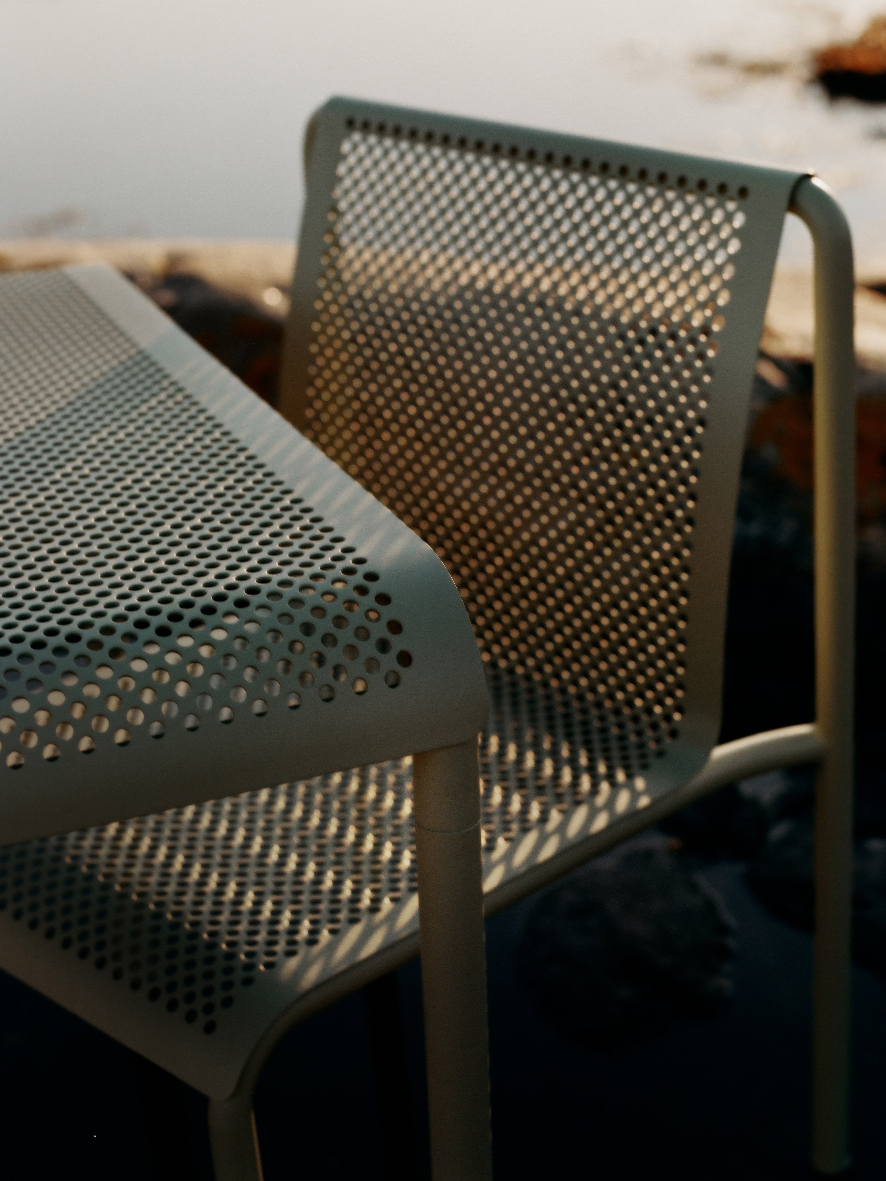 DAPPLE matcha garden table