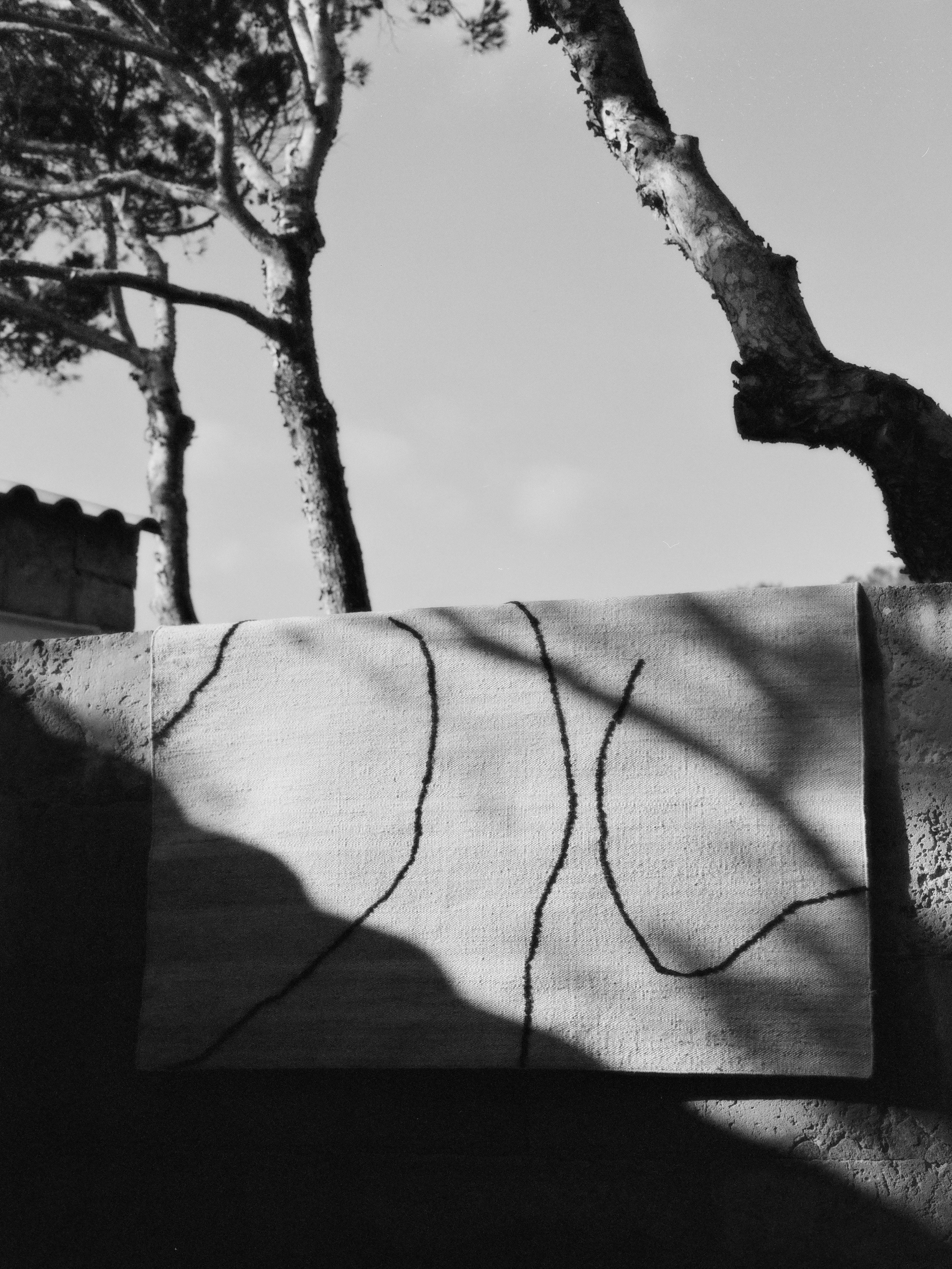 GESSO rug broken white with dark fig