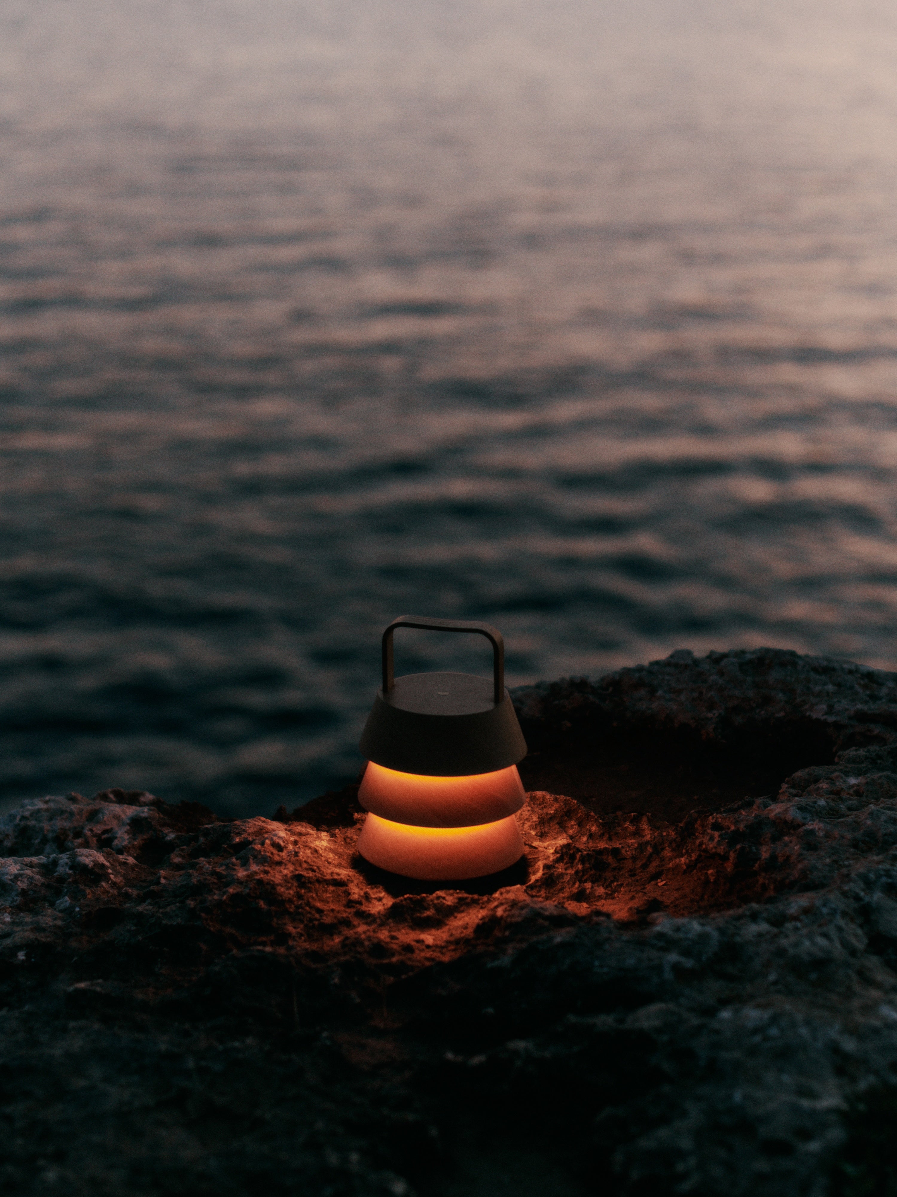 Prenosná vonkajšia stolná lampa LUVER lite z dreva douglasky