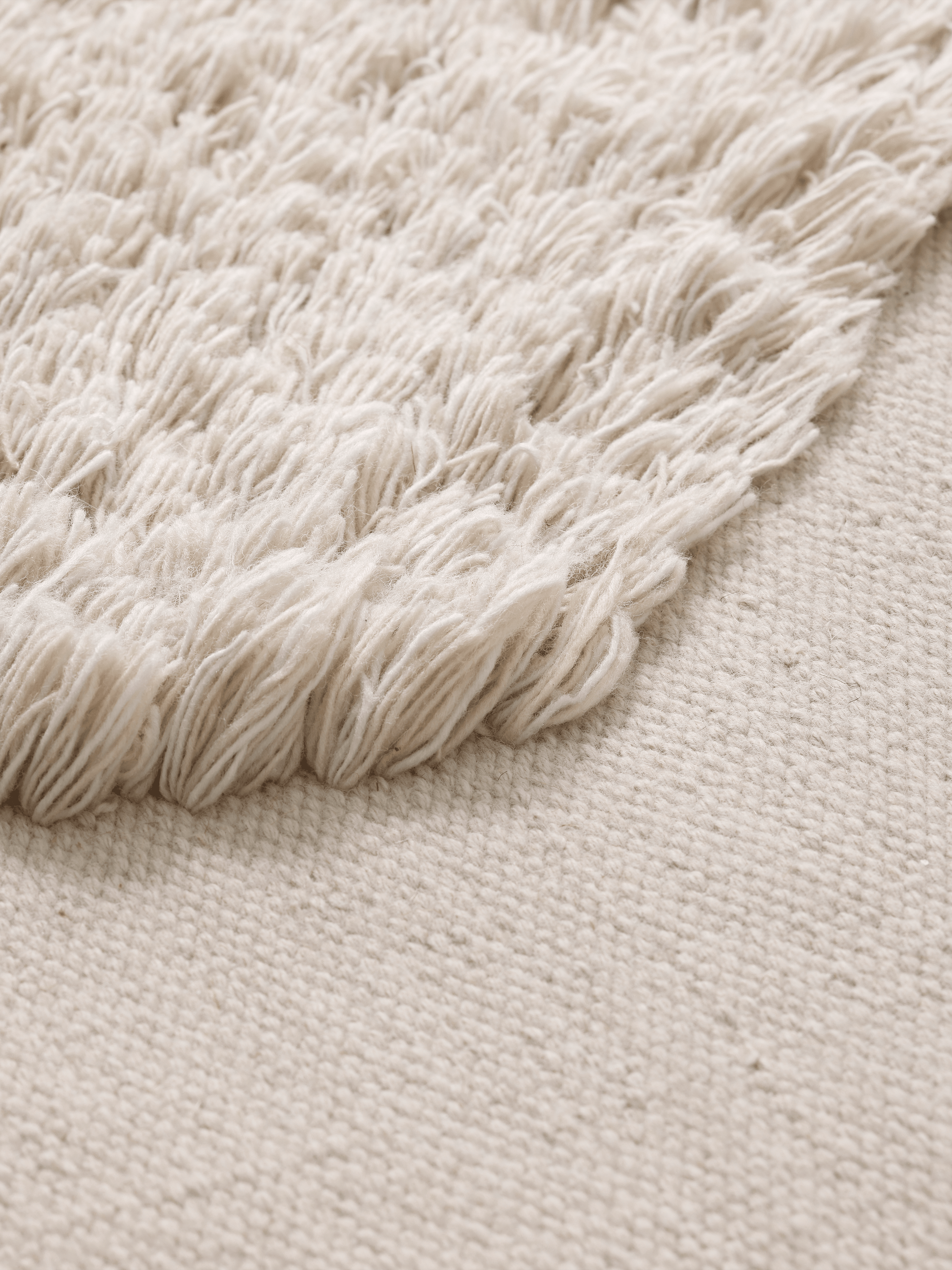 Oval outdoor rug NORTE broken white with long pile