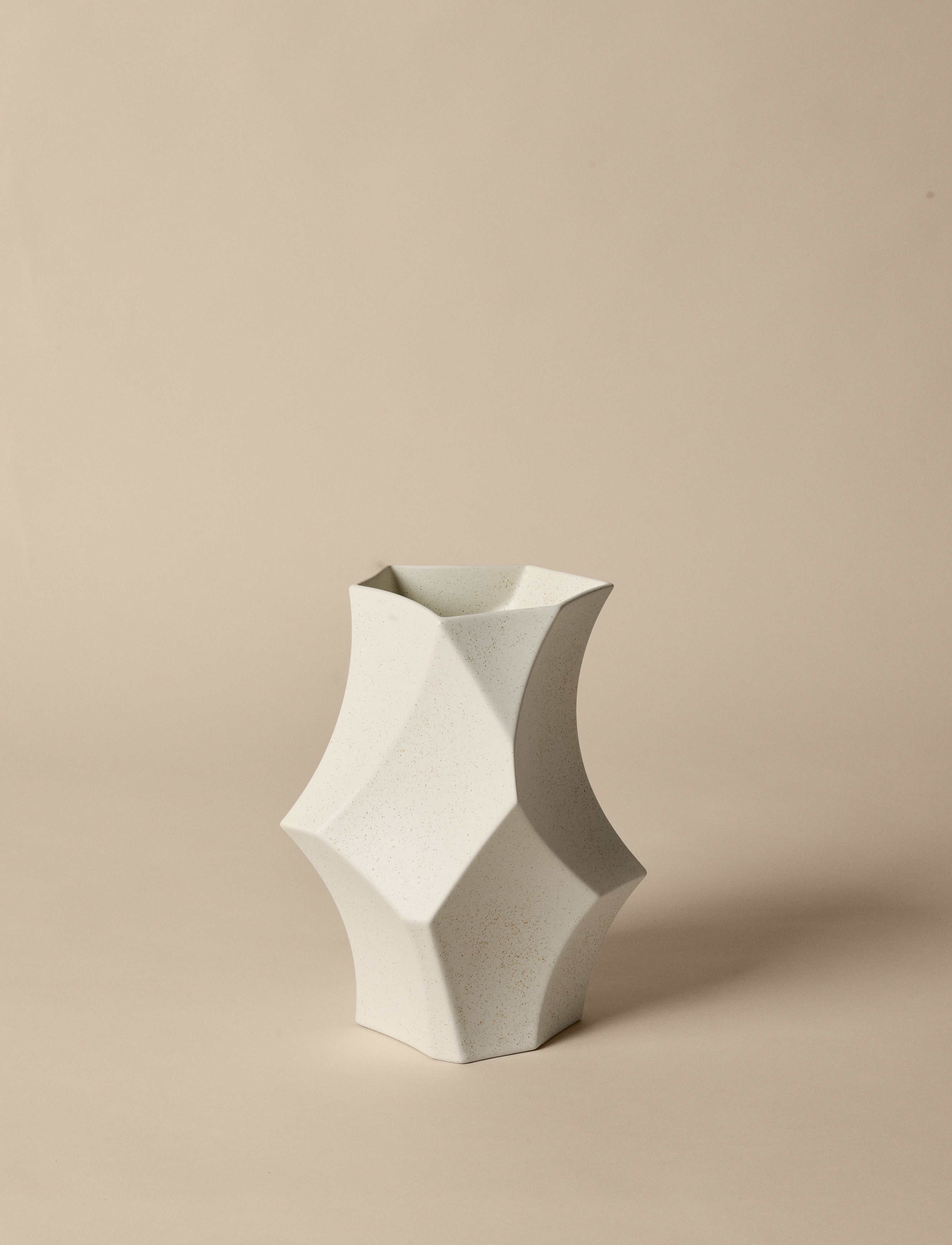 CUEVA vase broken white