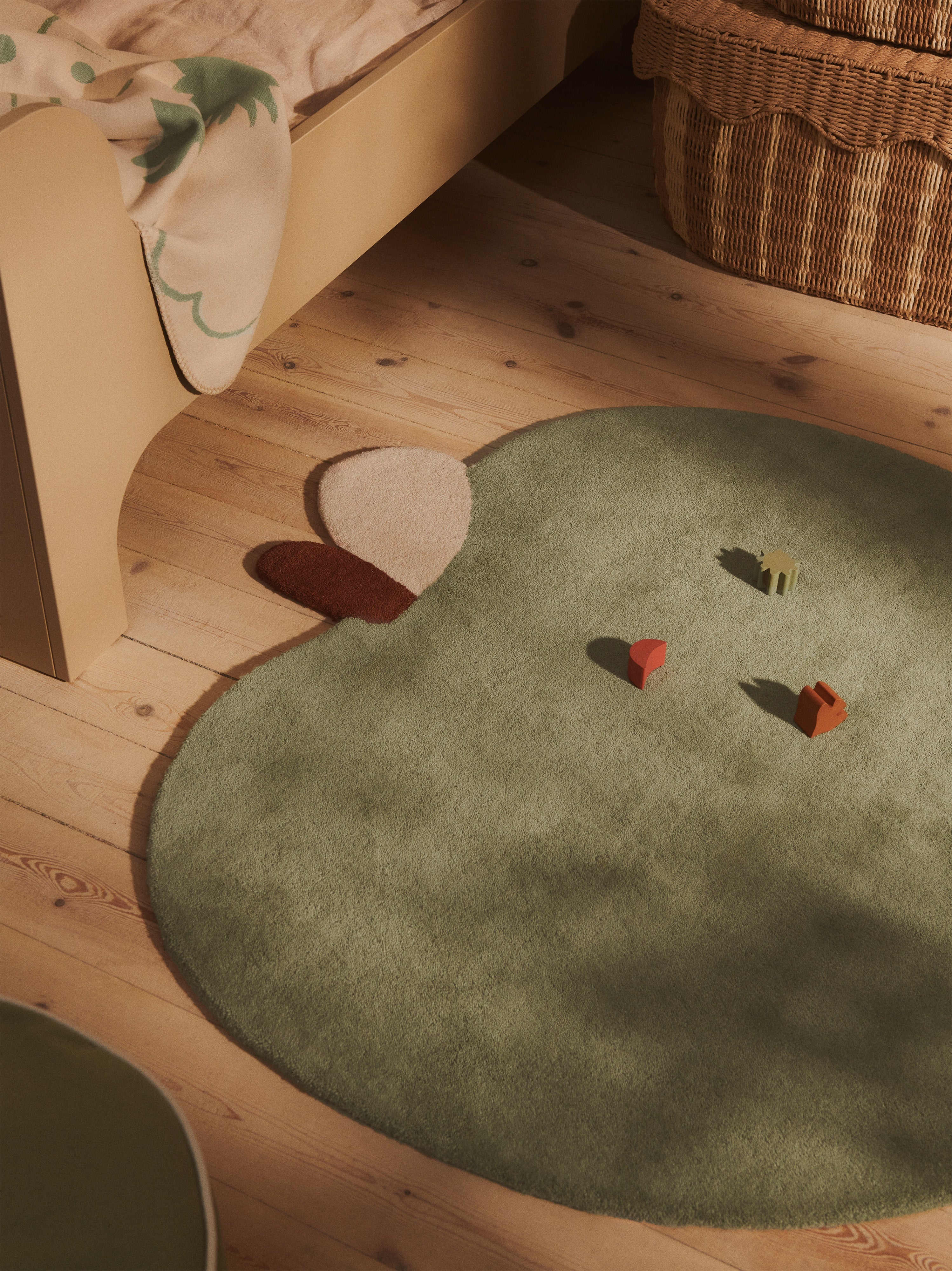 Detský koberec APPLE zelený s tehlovou a béžovou