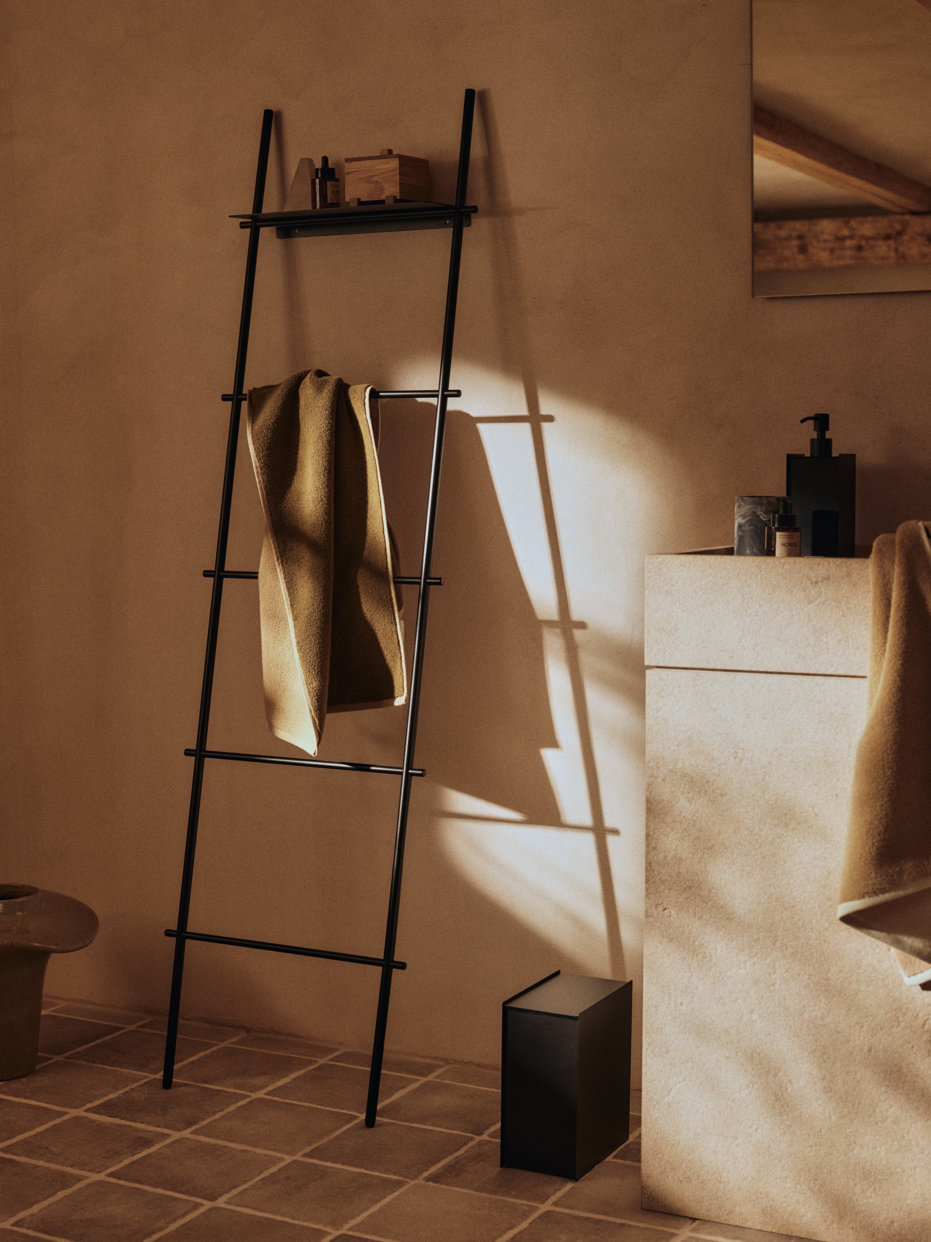 Vešiak na uteráky DORA čierny