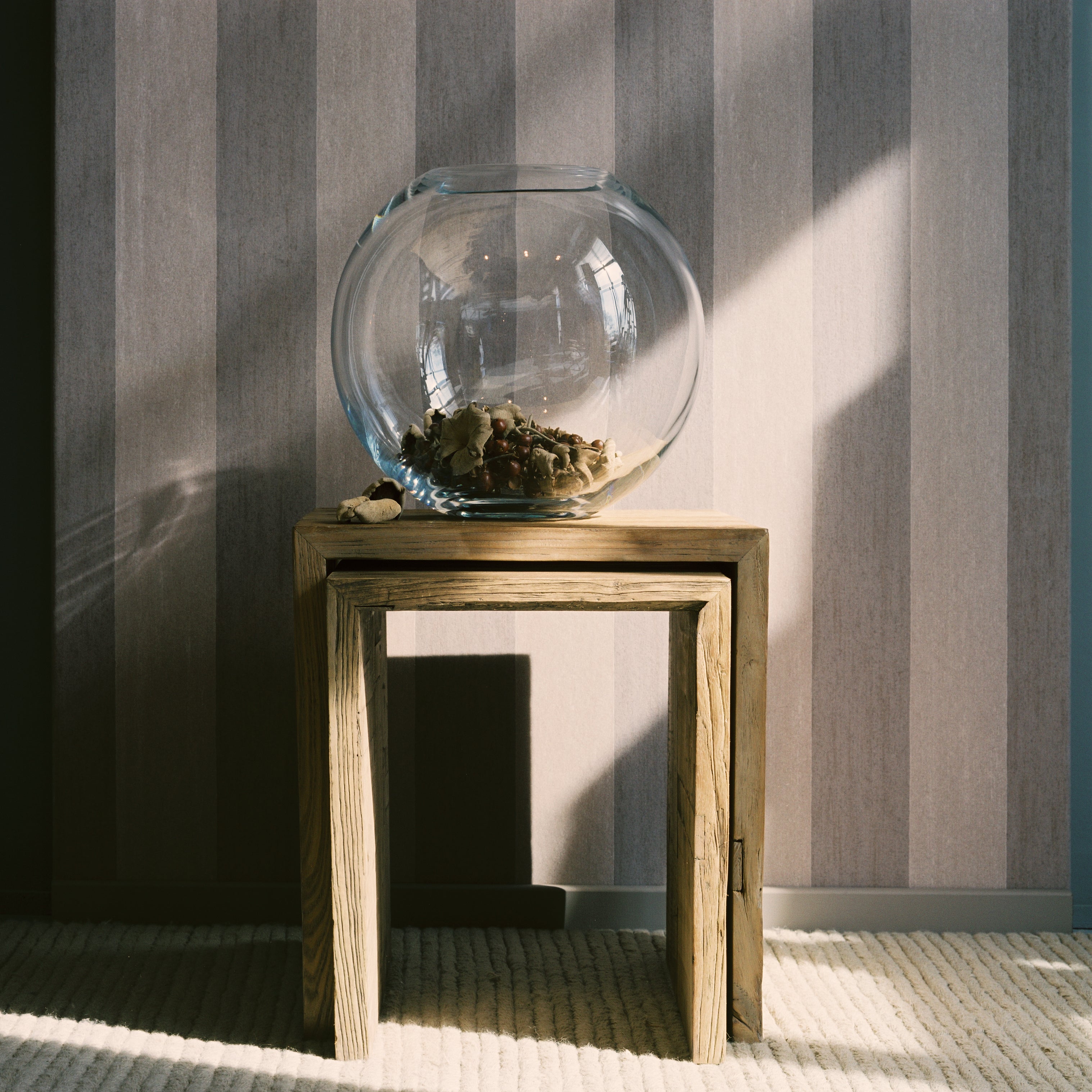 Štruktúrovaná tapeta imitujúca plátno so vzorom v prúžkoch STRIPE hnedá