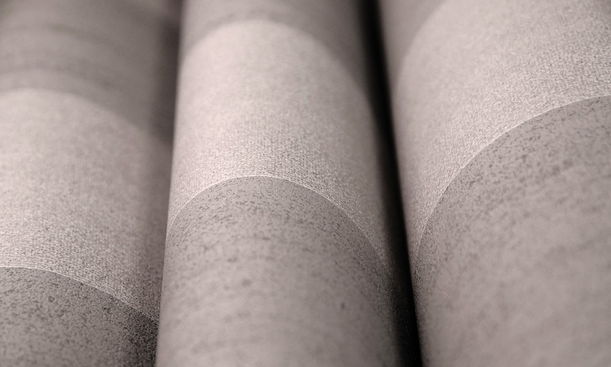 Štruktúrovaná tapeta imitujúca plátno so vzorom v prúžkoch STRIPE hnedá