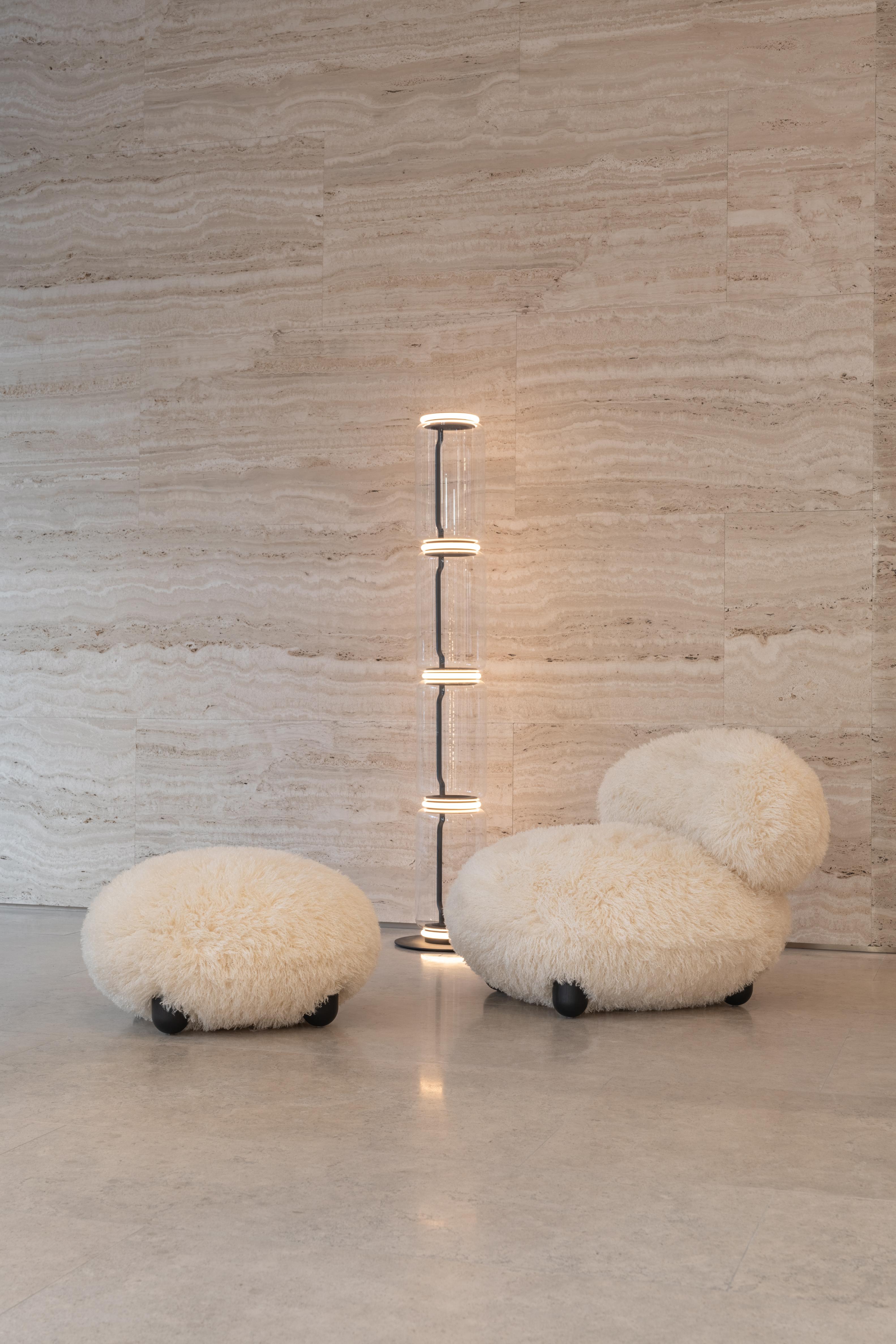 Puf FLOCK - FLUFFY EDITION umelé kožušiny s drevenou základňou