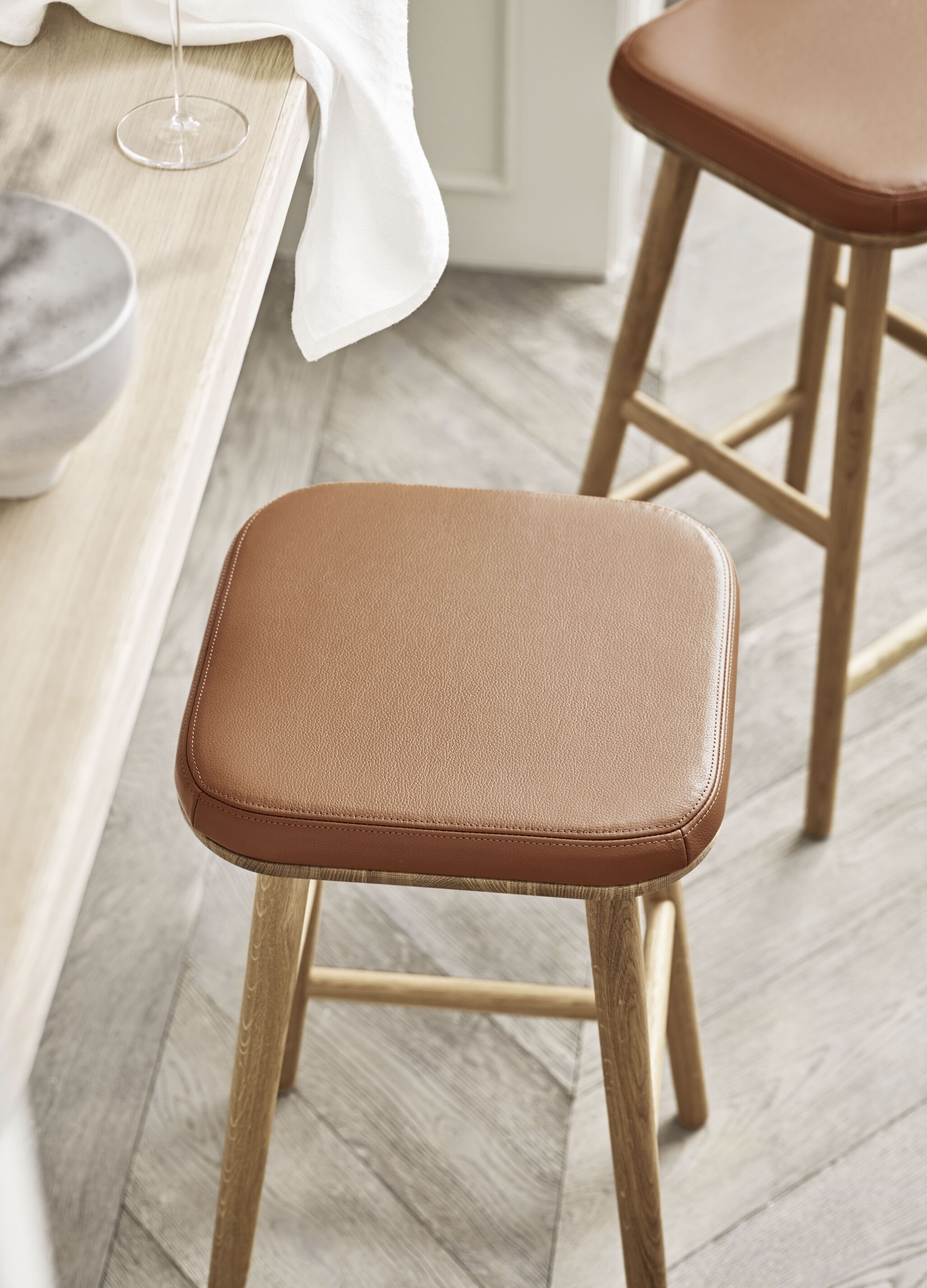 Hoker čalúnený FLOR s podstavcom z tmavého dubového dreva