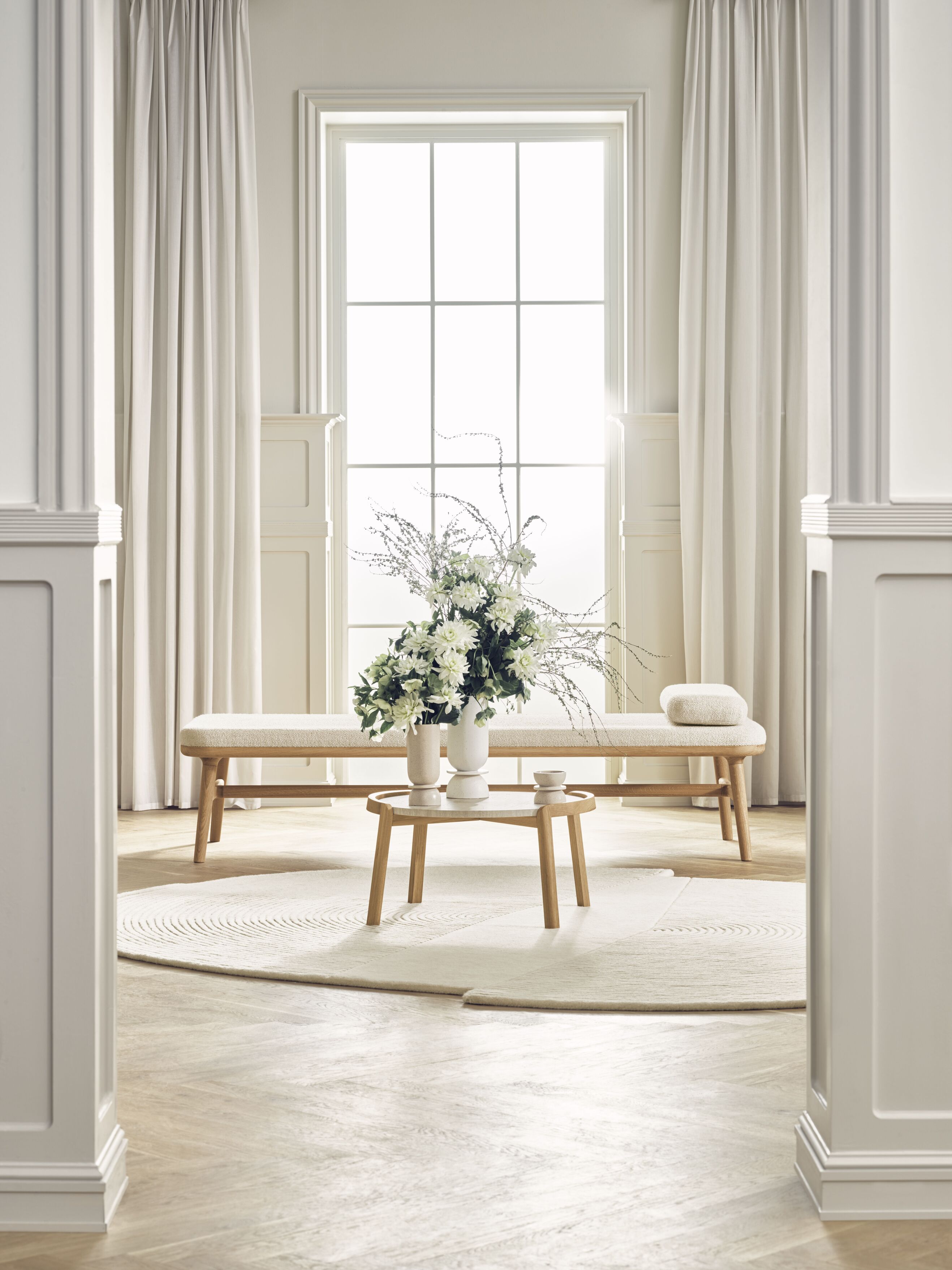 Szezlong čalúnený FLOR s podstavcom z tmavého dubového dreva