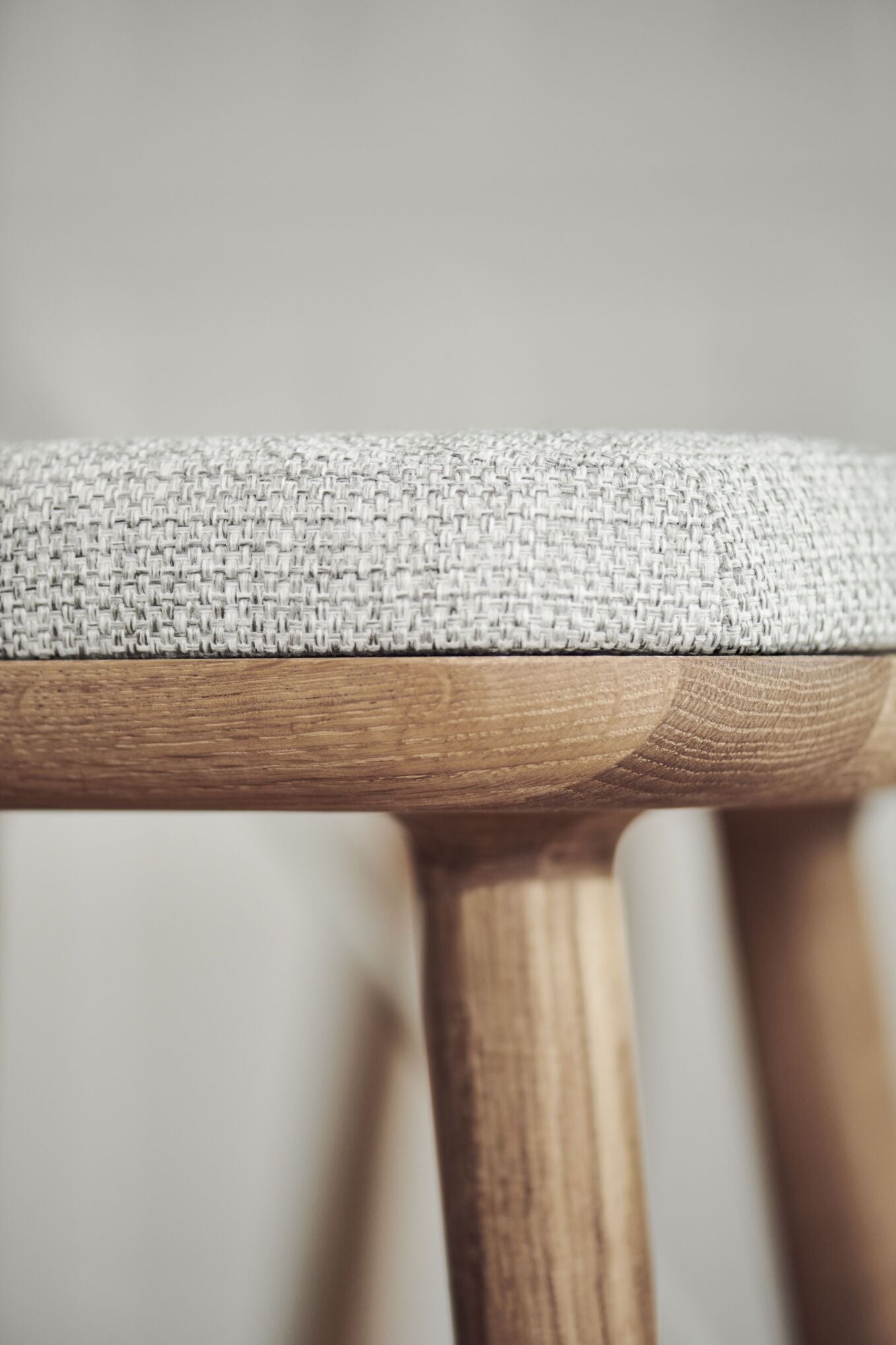 Szezlong čalúnený FLOR s podstavcom z tmavého dubového dreva