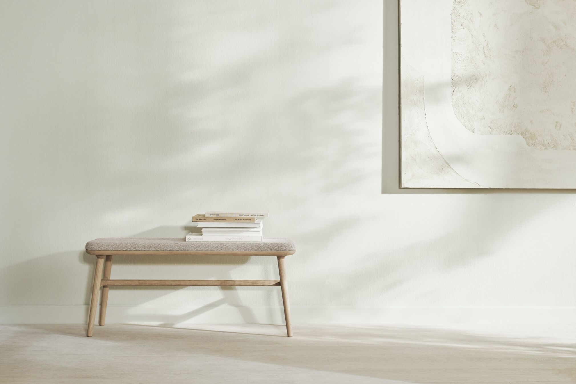 Čalúnená lavička FLOR s podstavcom z tmavého dubového dreva