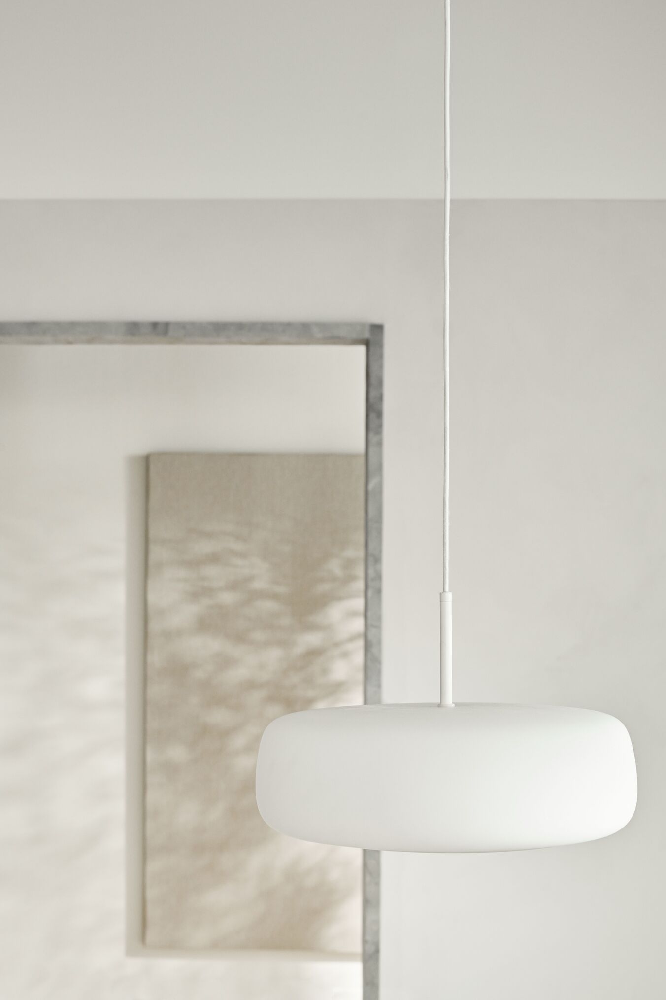 Závesná lampa FLUIRE matné opálové sklo