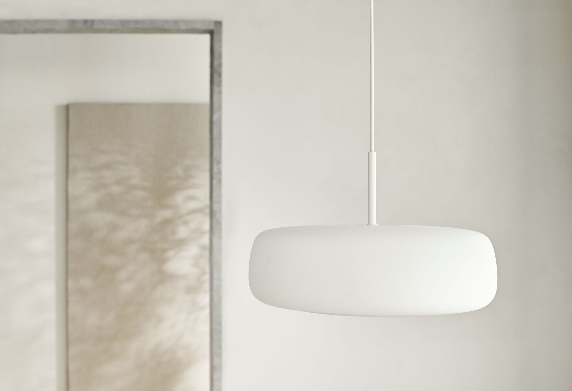 Závesná lampa FLUIRE matné opálové sklo