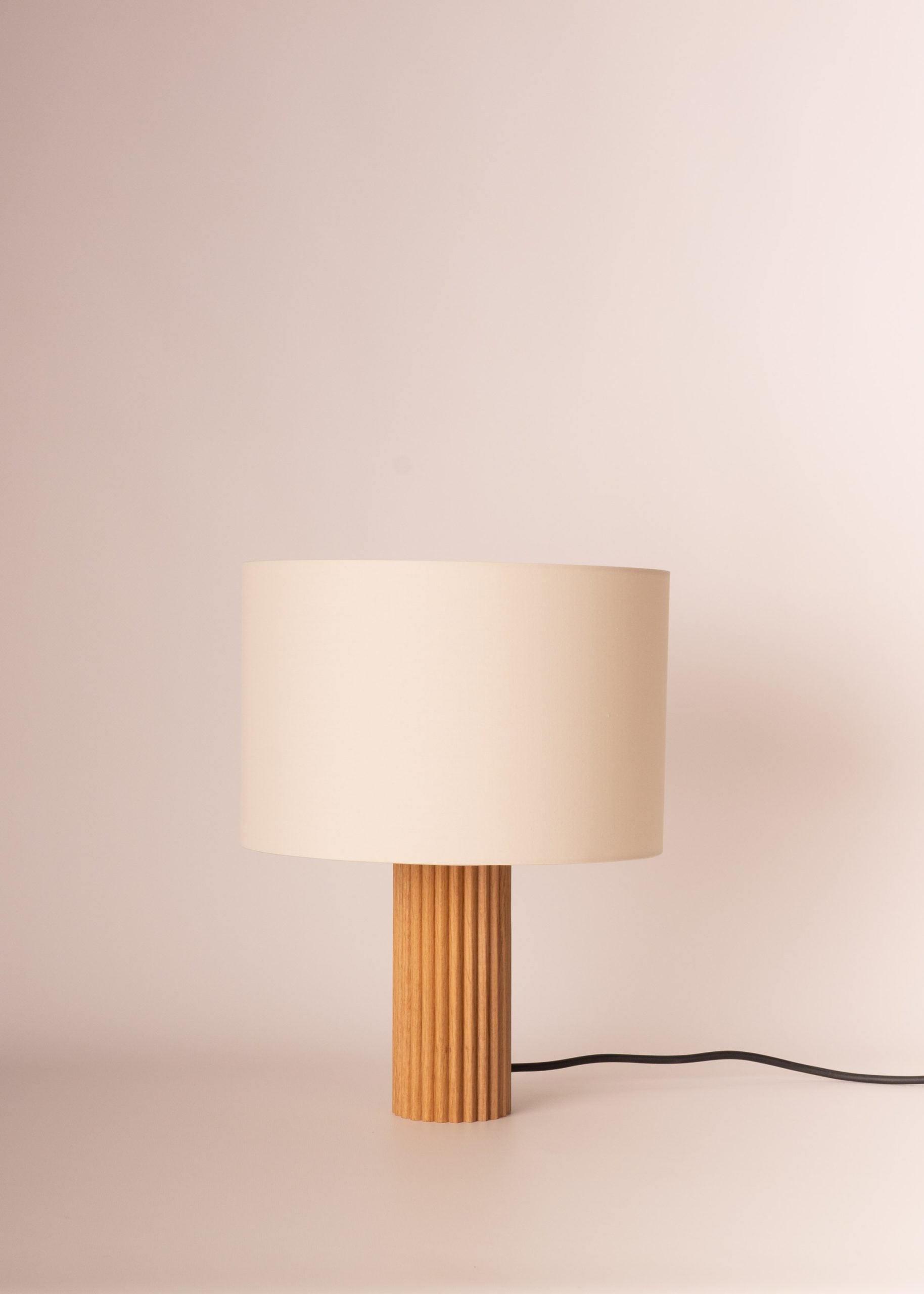 Stolná lampa FLUTITA z dubového dreva