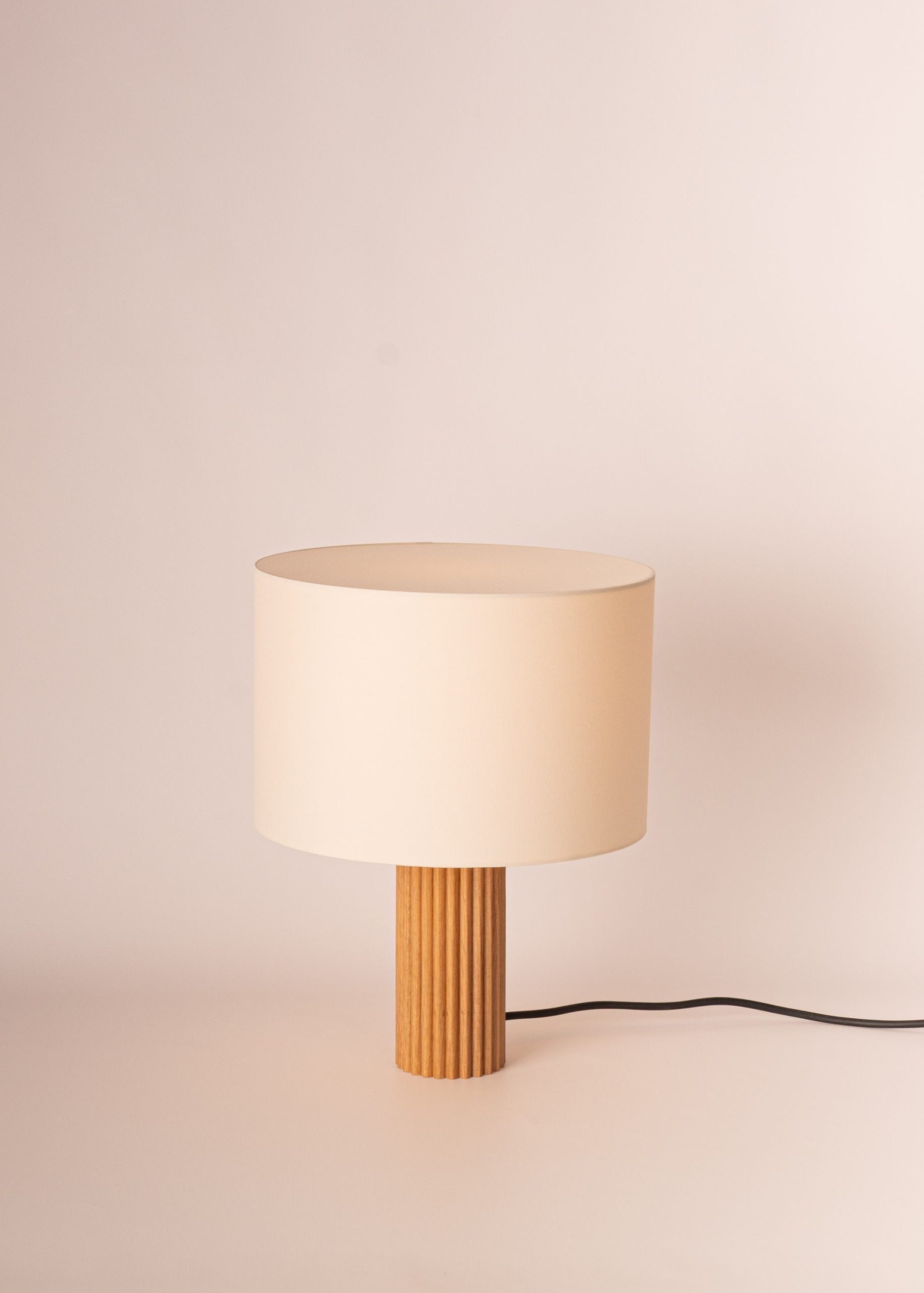 Stolná lampa FLUTITA z dubového dreva