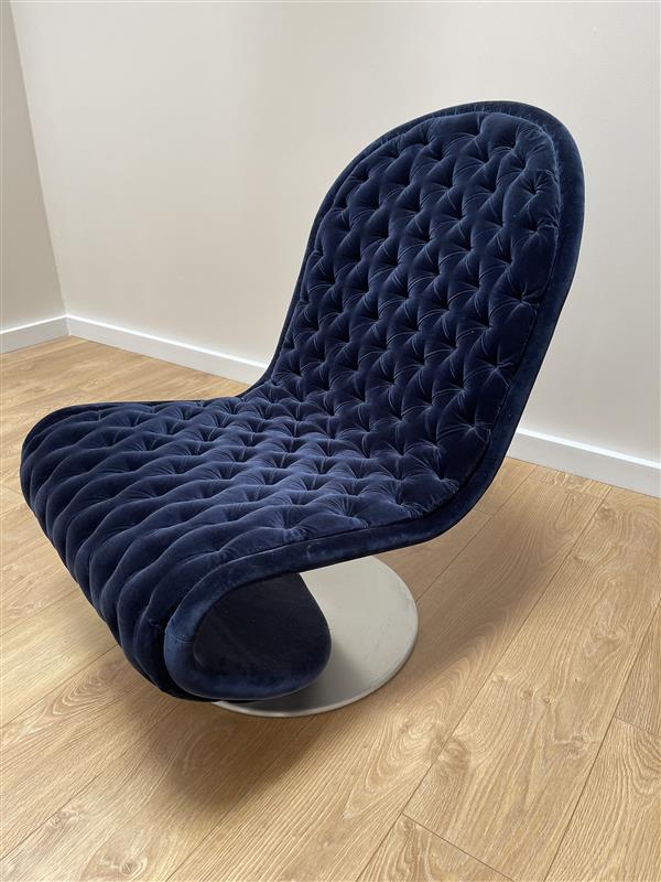SYSTEM 1-2-3 LOUNGE DELUXE navy armchair with a round base - display model