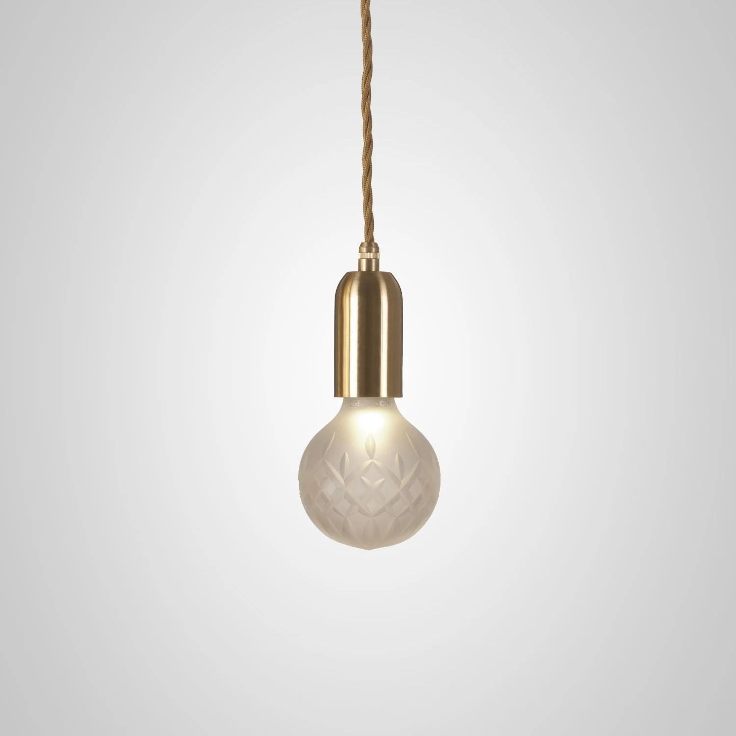 Lusterko visí CRYSTAL BULB matné sklo s kryštálovým efektom a mosadzným povrchom.