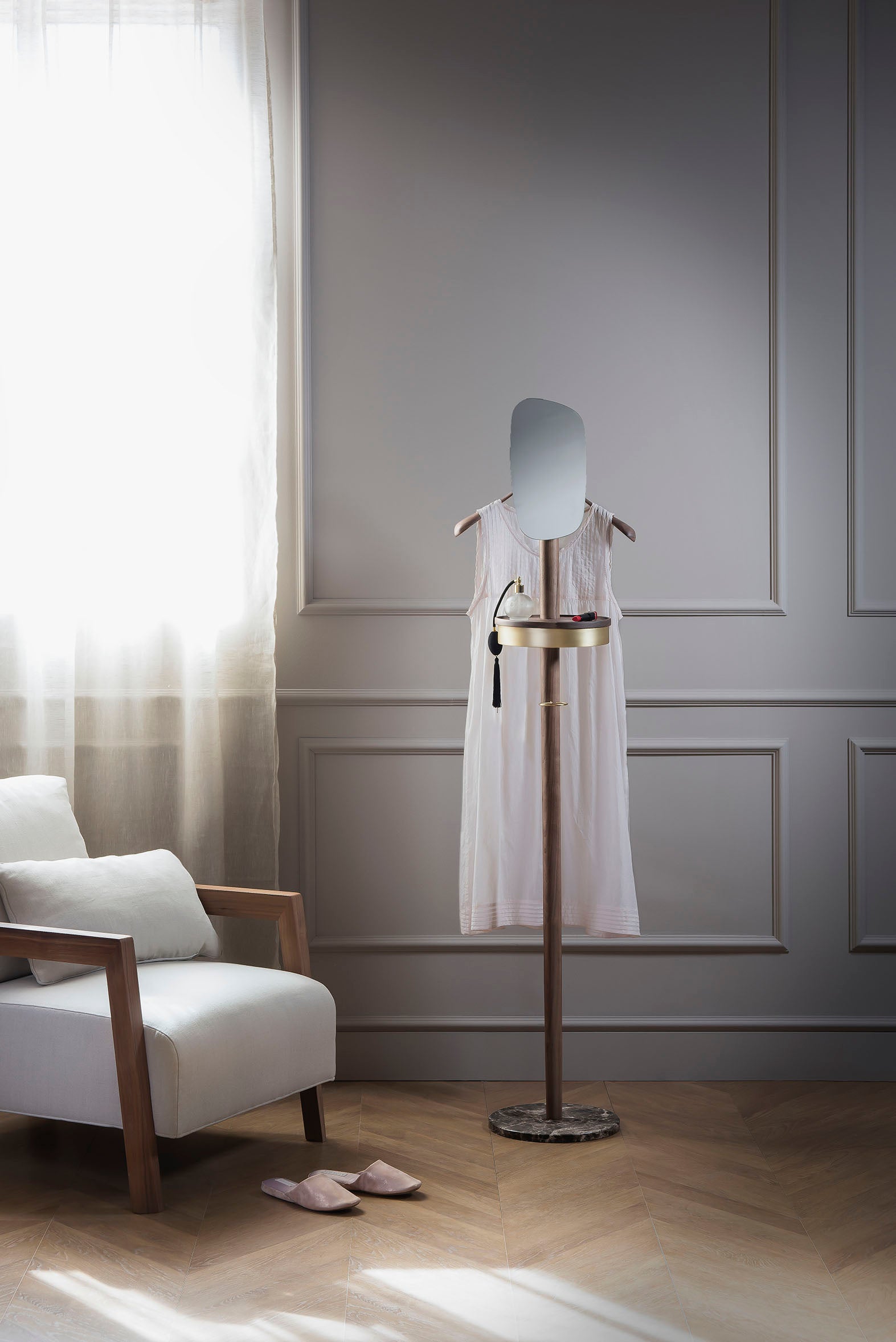 Vešiak so zrkadlom GALAN W z orechového dreva s hnedým mramorom a mosadzným povrchom