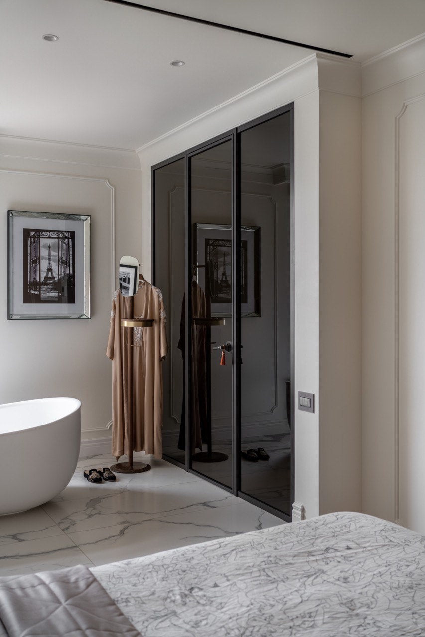 Vešiak so zrkadlom GALAN W z orechového dreva s hnedým mramorom a mosadzným povrchom