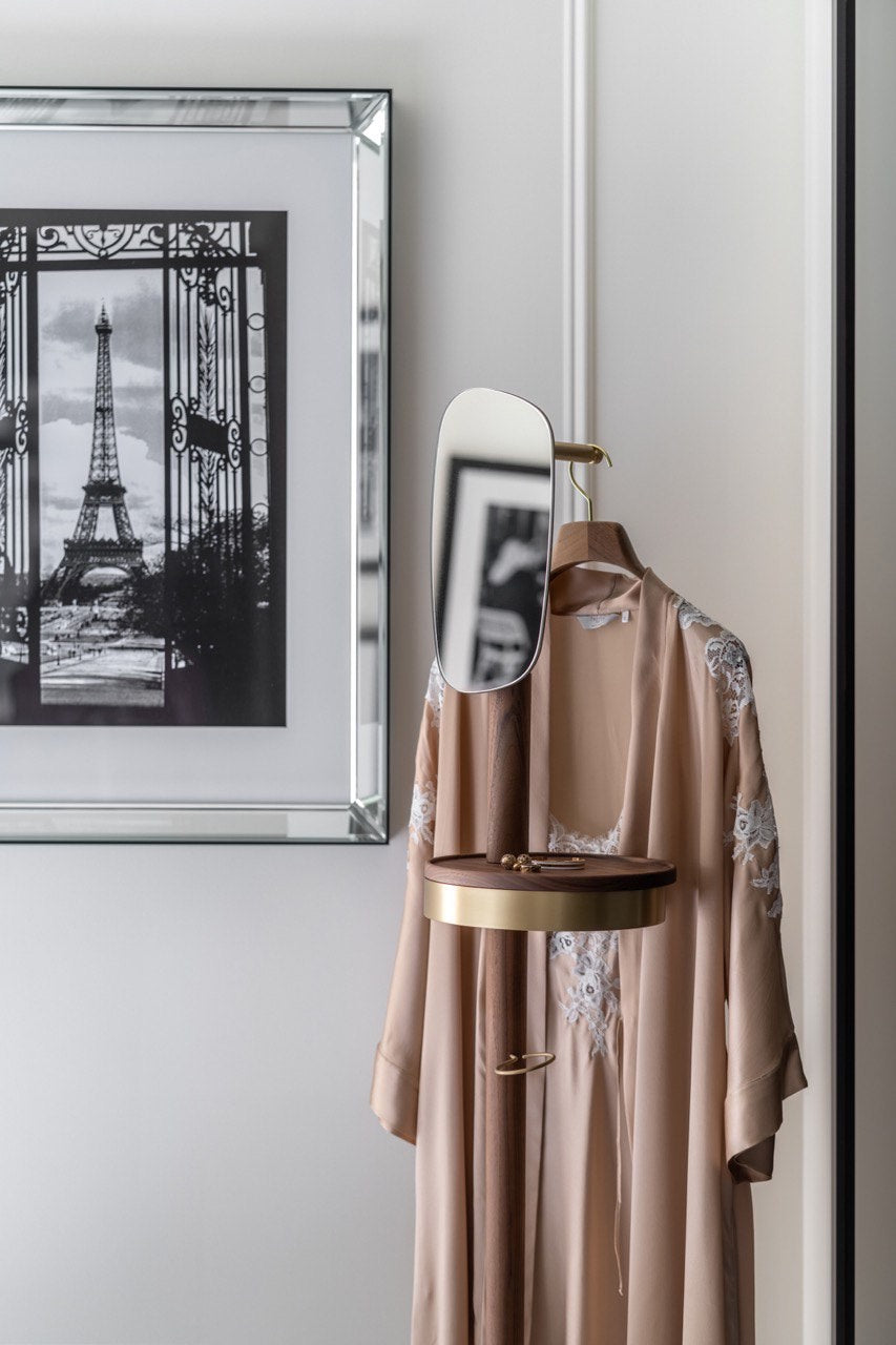 Vešiak so zrkadlom GALAN W z orechového dreva s hnedým mramorom a mosadzným povrchom