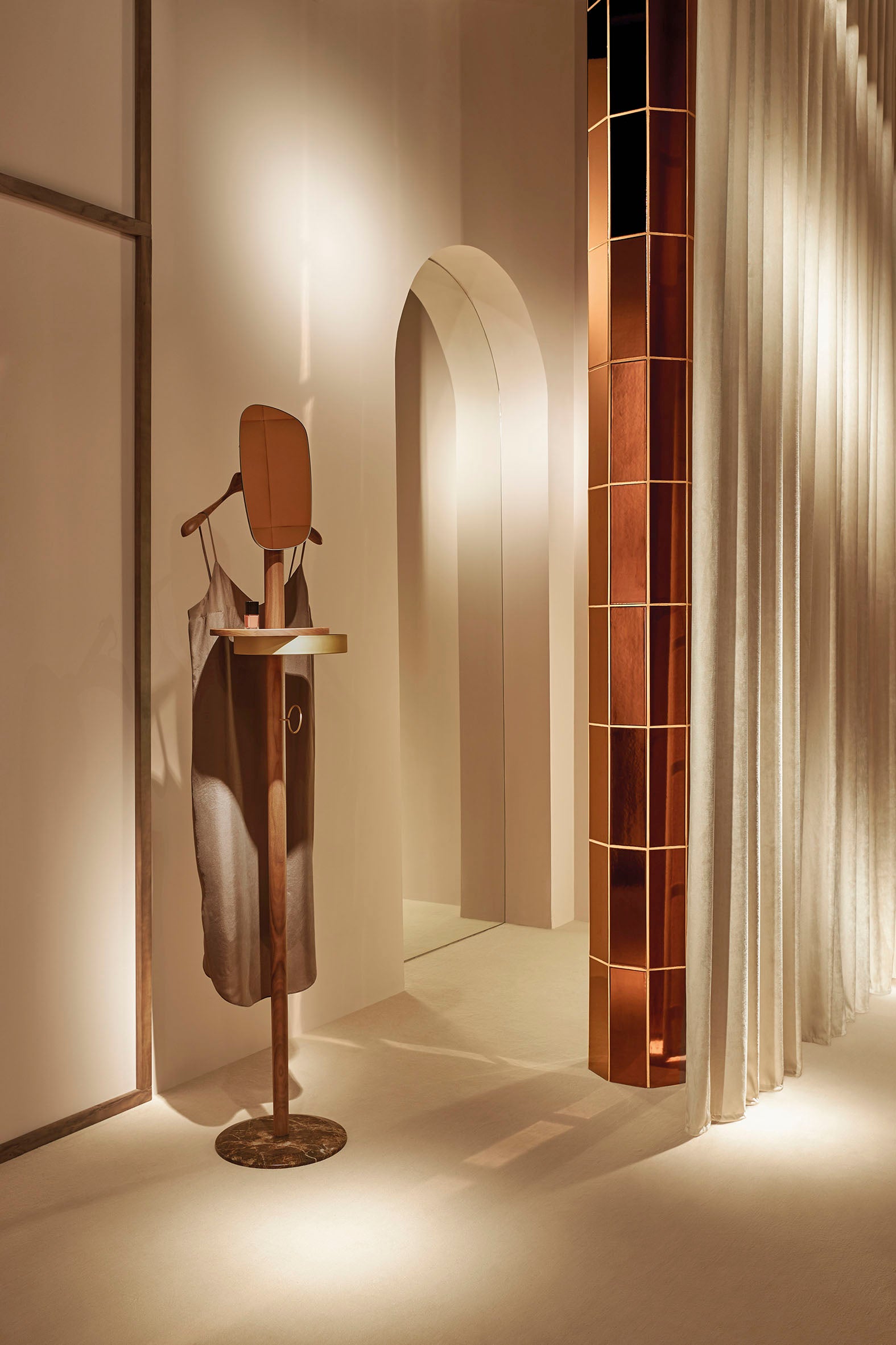 Vešiak so zrkadlom GALAN W z orechového dreva s hnedým mramorom a mosadzným povrchom