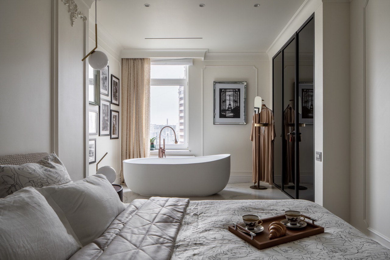 Vešiak so zrkadlom GALAN W z orechového dreva s hnedým mramorom a mosadzným povrchom