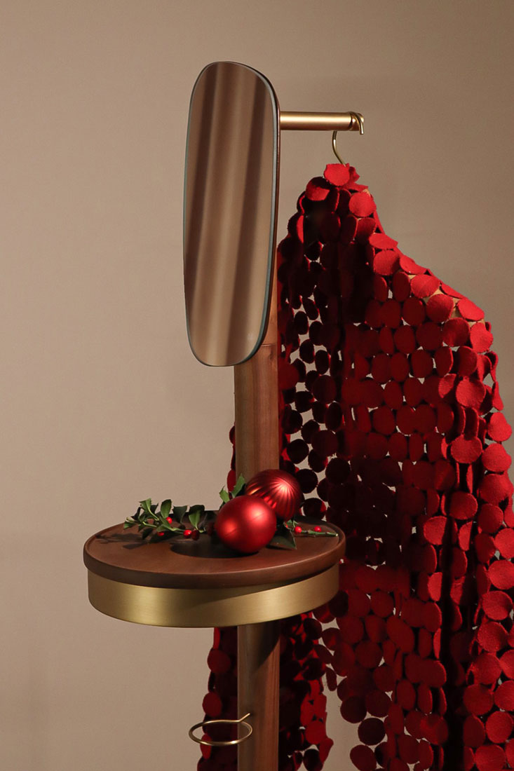 Vešiak so zrkadlom GALAN W z orechového dreva s hnedým mramorom a mosadzným povrchom