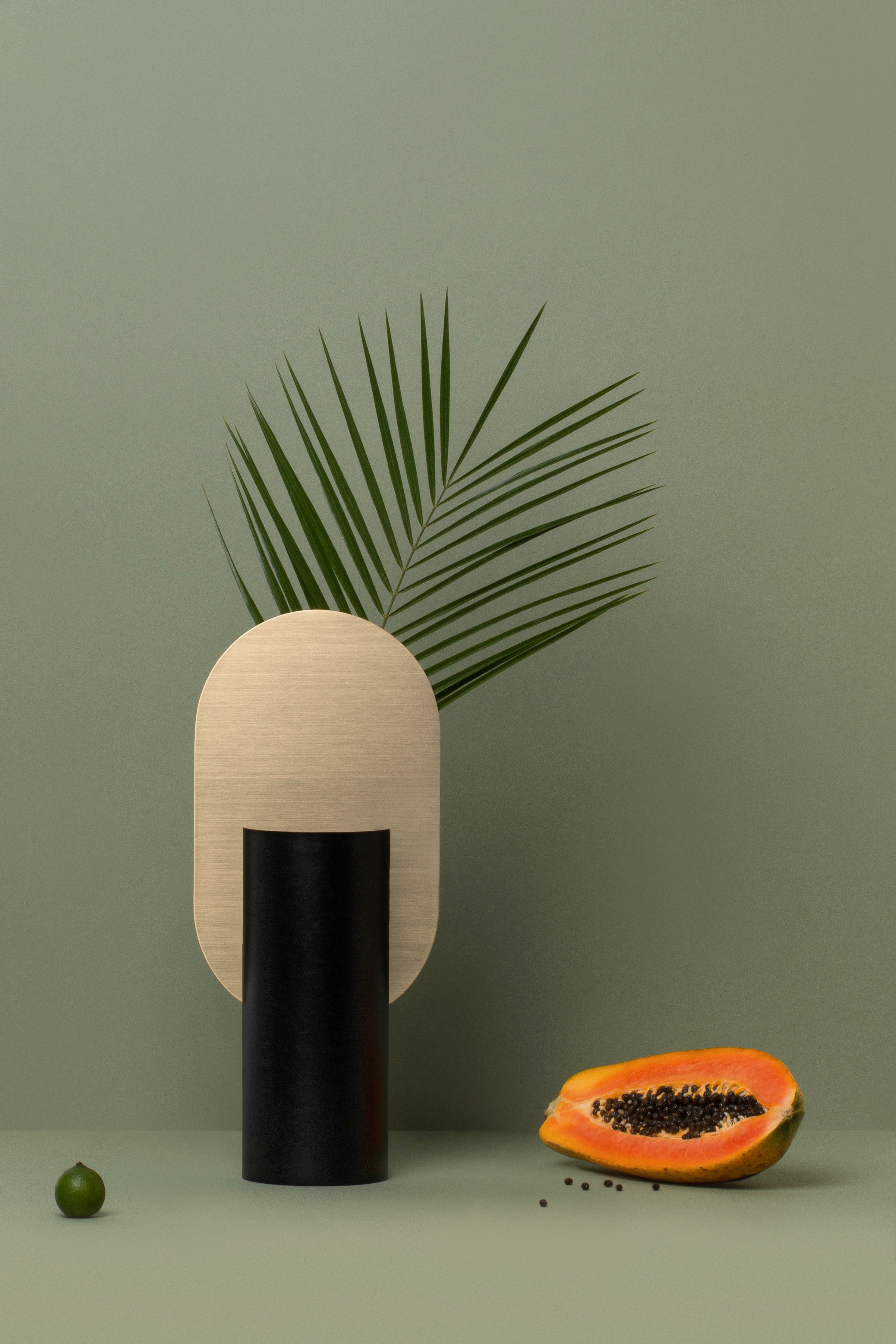 Váza GENKE čierna s mosadzným dekorom