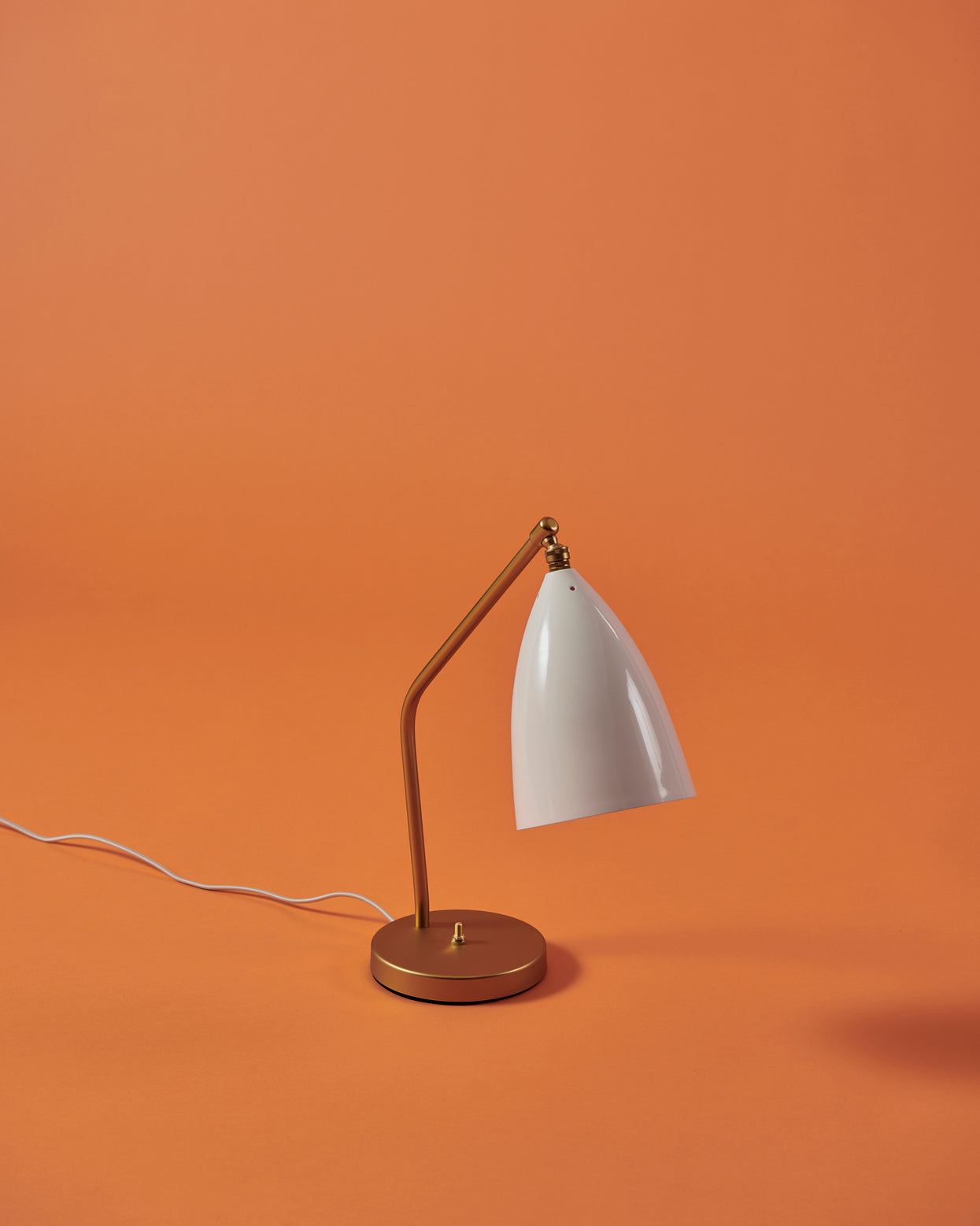 Stolná lampa GRÄSHOPPA biely tienidlo so zlatou základňou