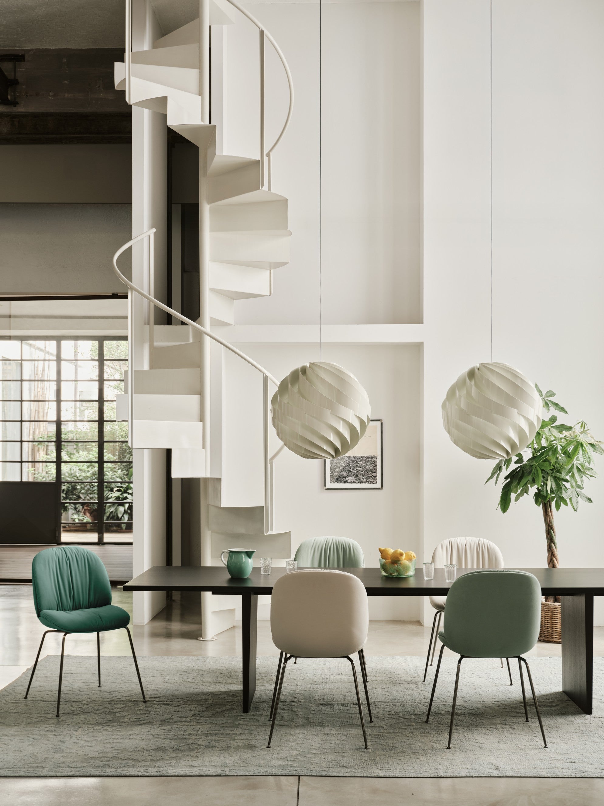 Kreslo BEETLE SOFT čalúnené s mosadzným podstavcom