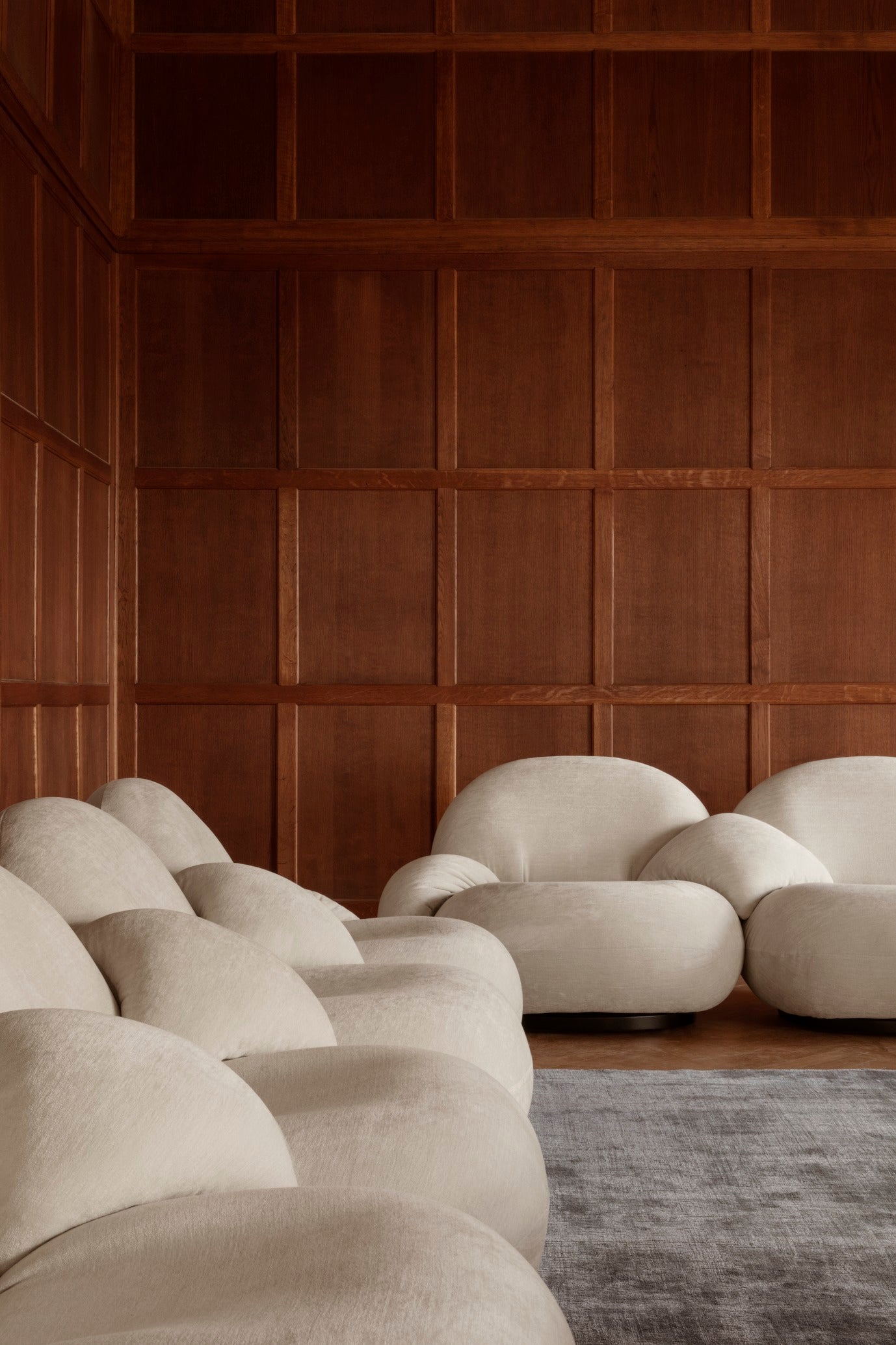 Pohovka 3-miestna PACHA čalúnená s čiernym podstavcom