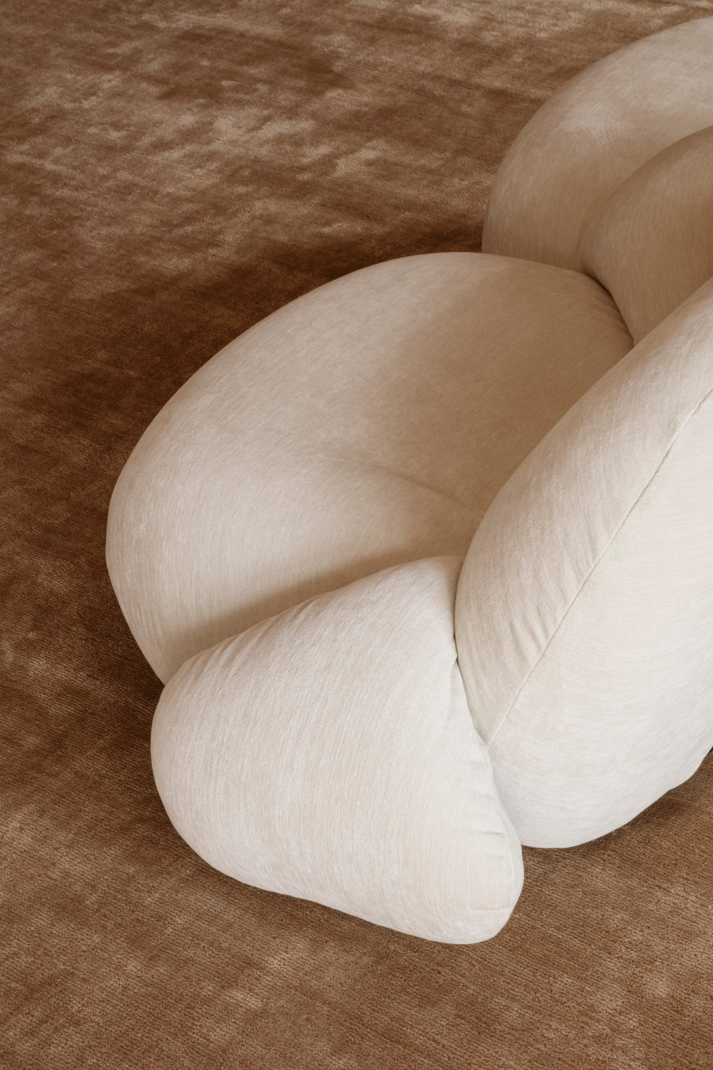 Pohovka 3-miestna PACHA čalúnená s čiernym podstavcom