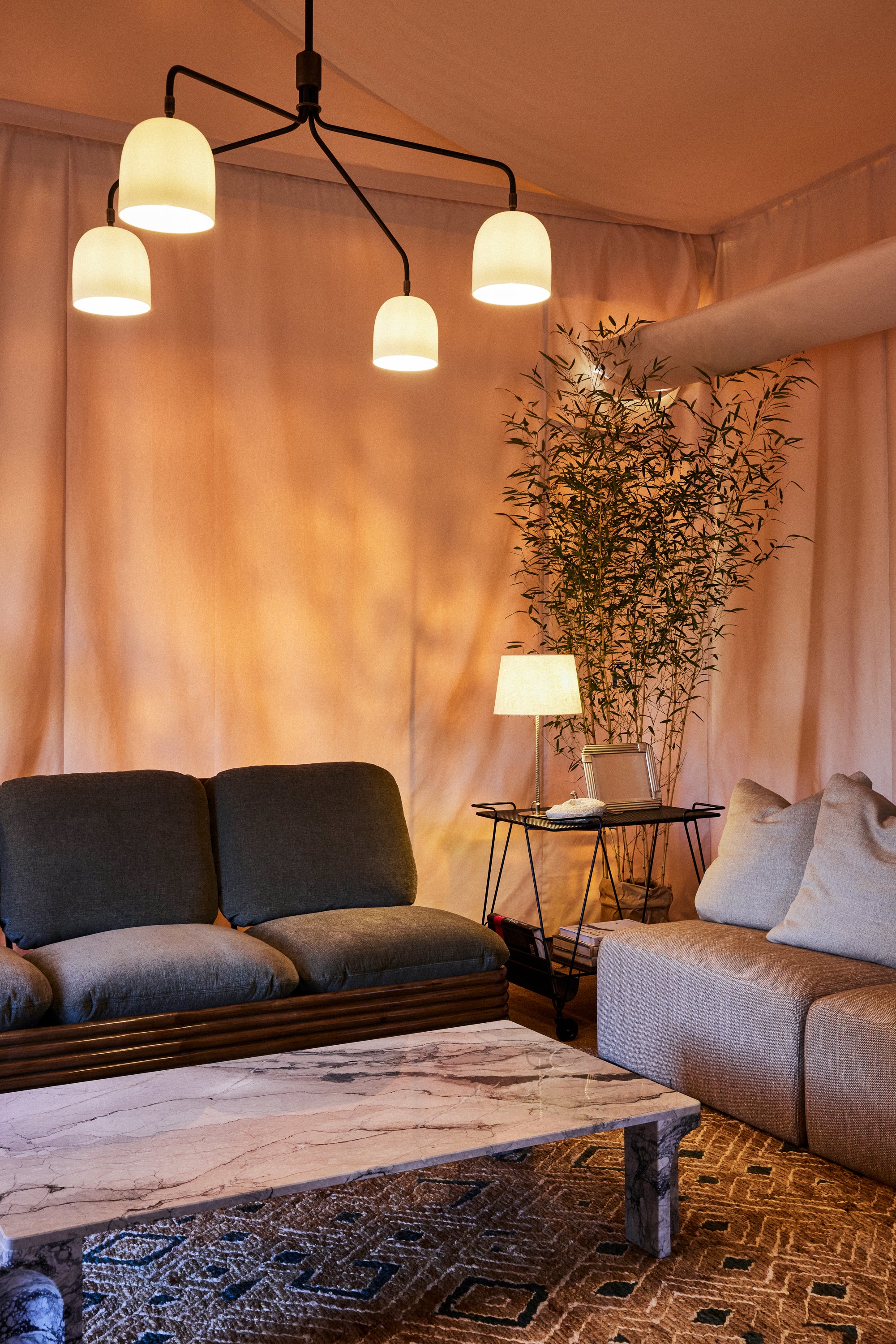 Pohovka BOHEMIAN 72 čalúnená s ratanovým podstavcom