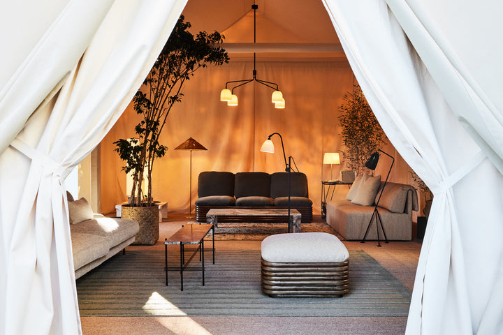 Pohovka BOHEMIAN 72 čalúnená s ratanovým podstavcom