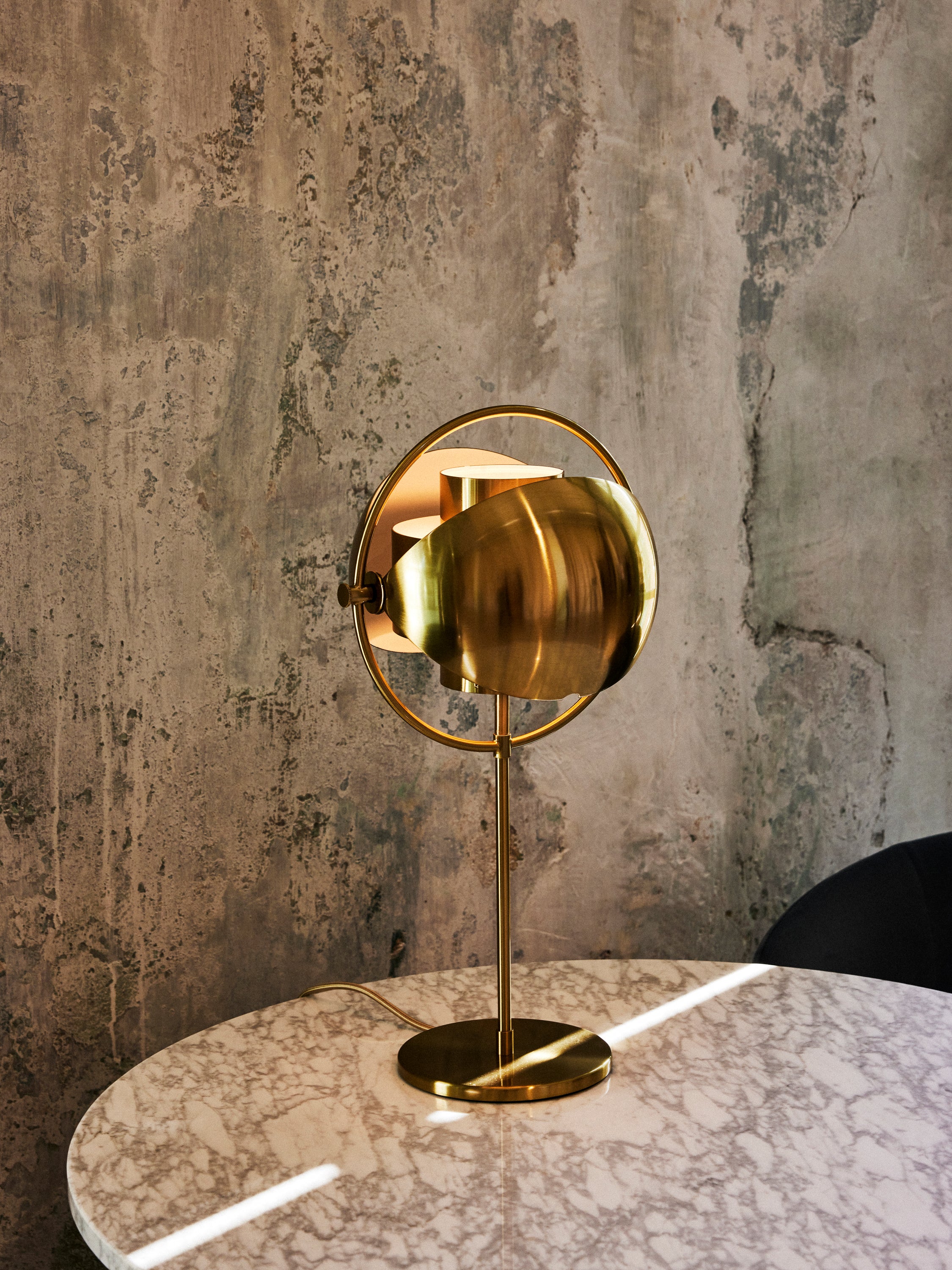 Stolná lampa MULTI-LITE svetlozelená s mosadzným podstavcom