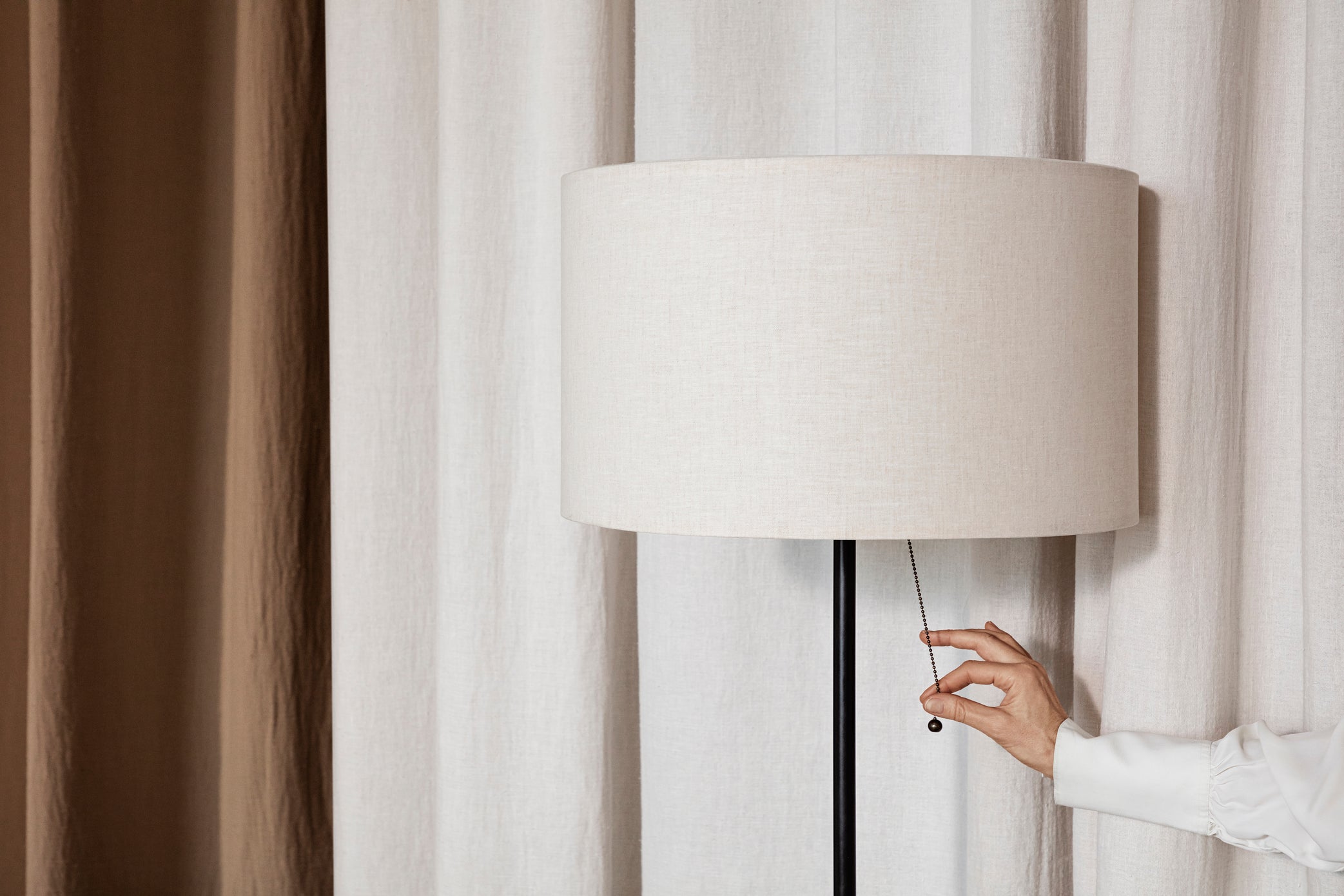 Stojaca lampa GRAVITY šedý mramor