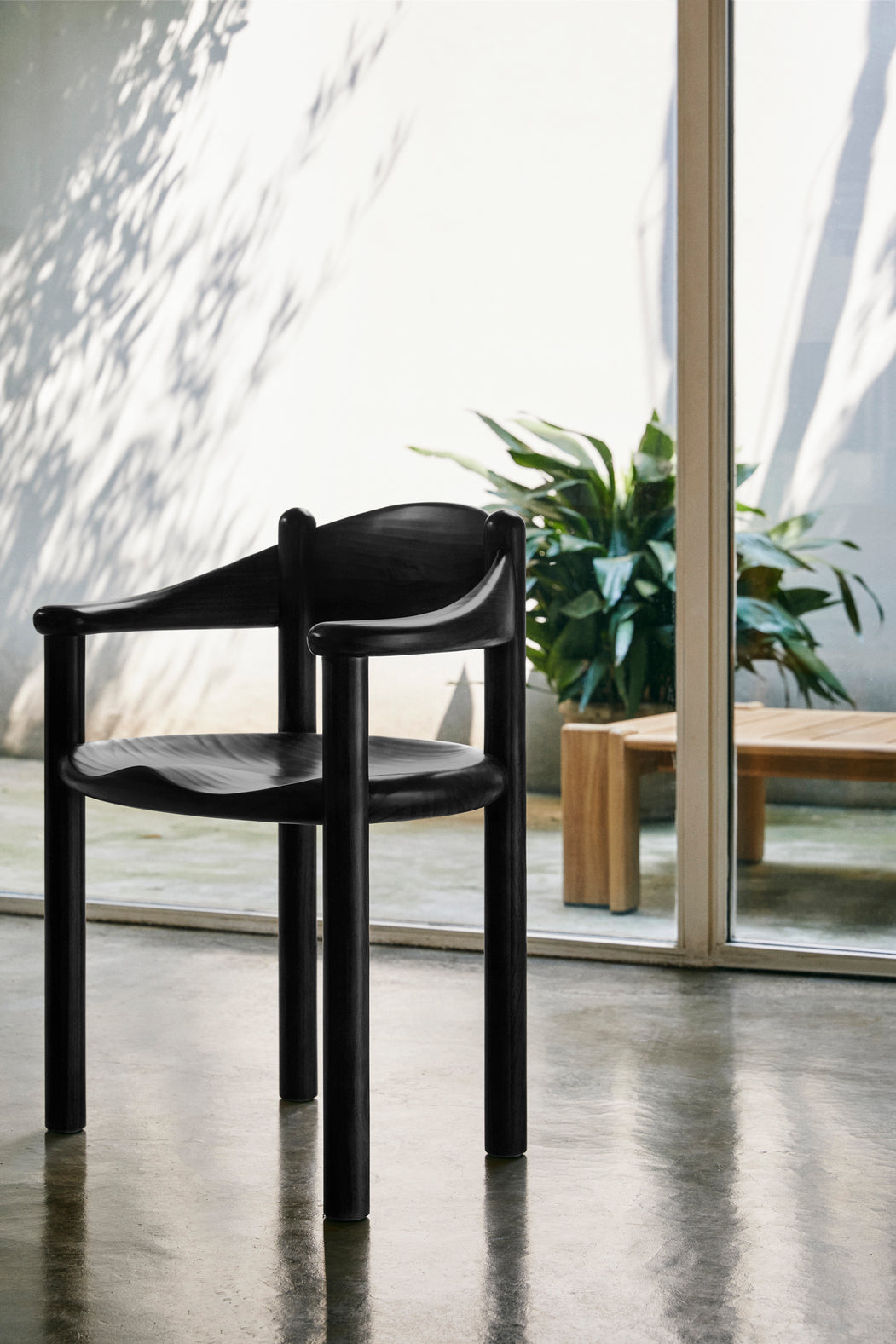 Kreslo s opierkami DAUMILLER čierne borovicové drevo