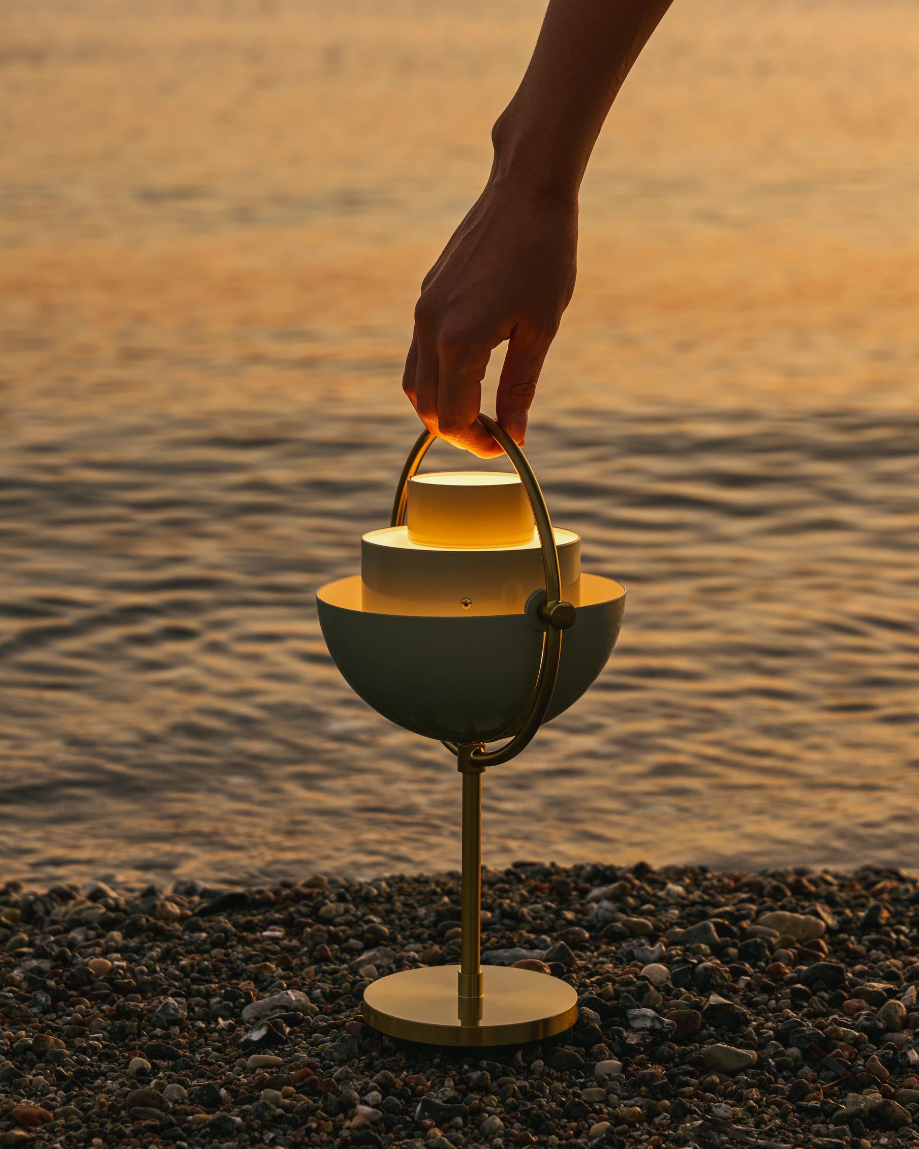 Prenosná lampa MULTI-LITE lila s chrómovým podstavcom