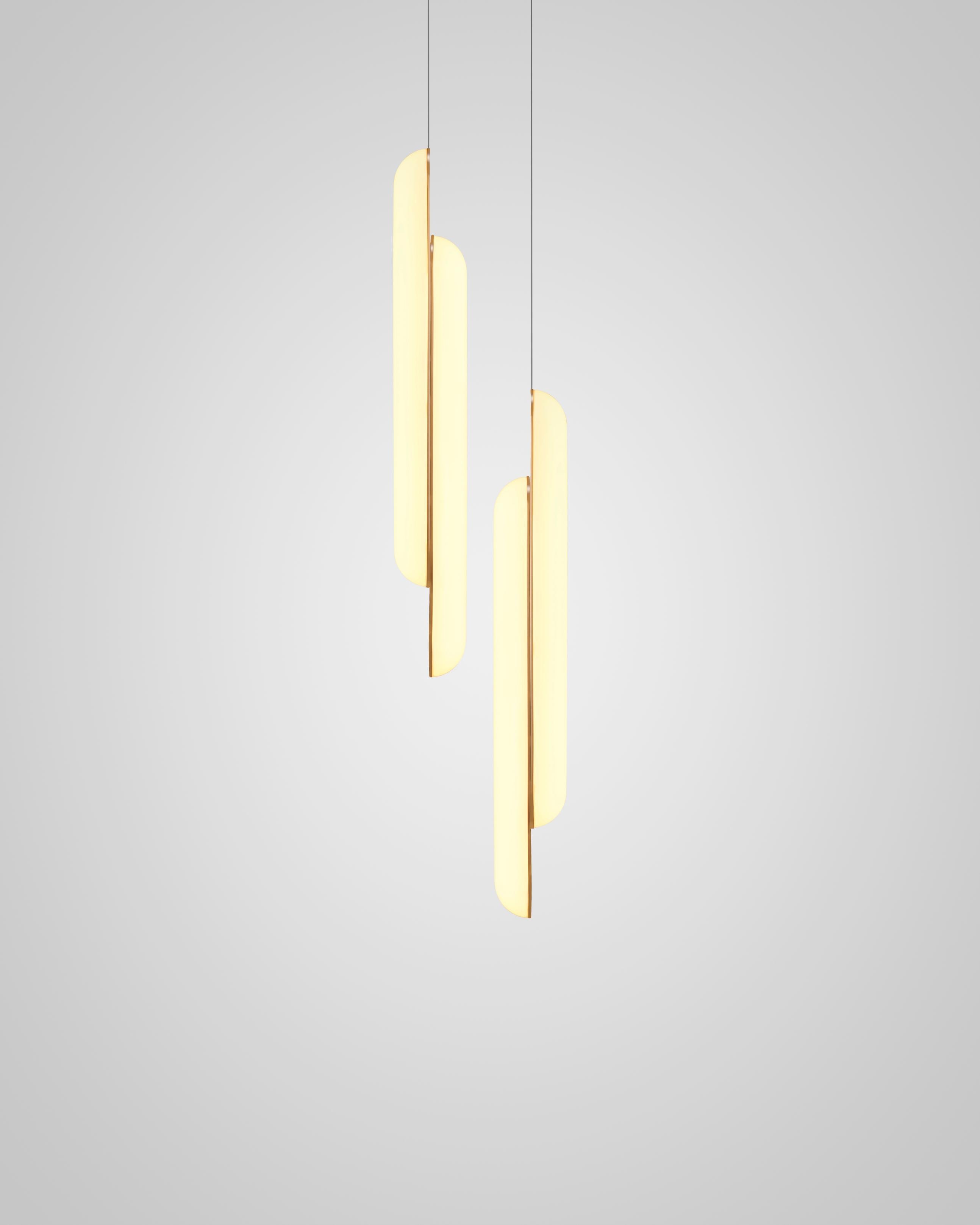 Lampa visiacá vertikálna GEMINI s opálovým tienidlo a mosadzou