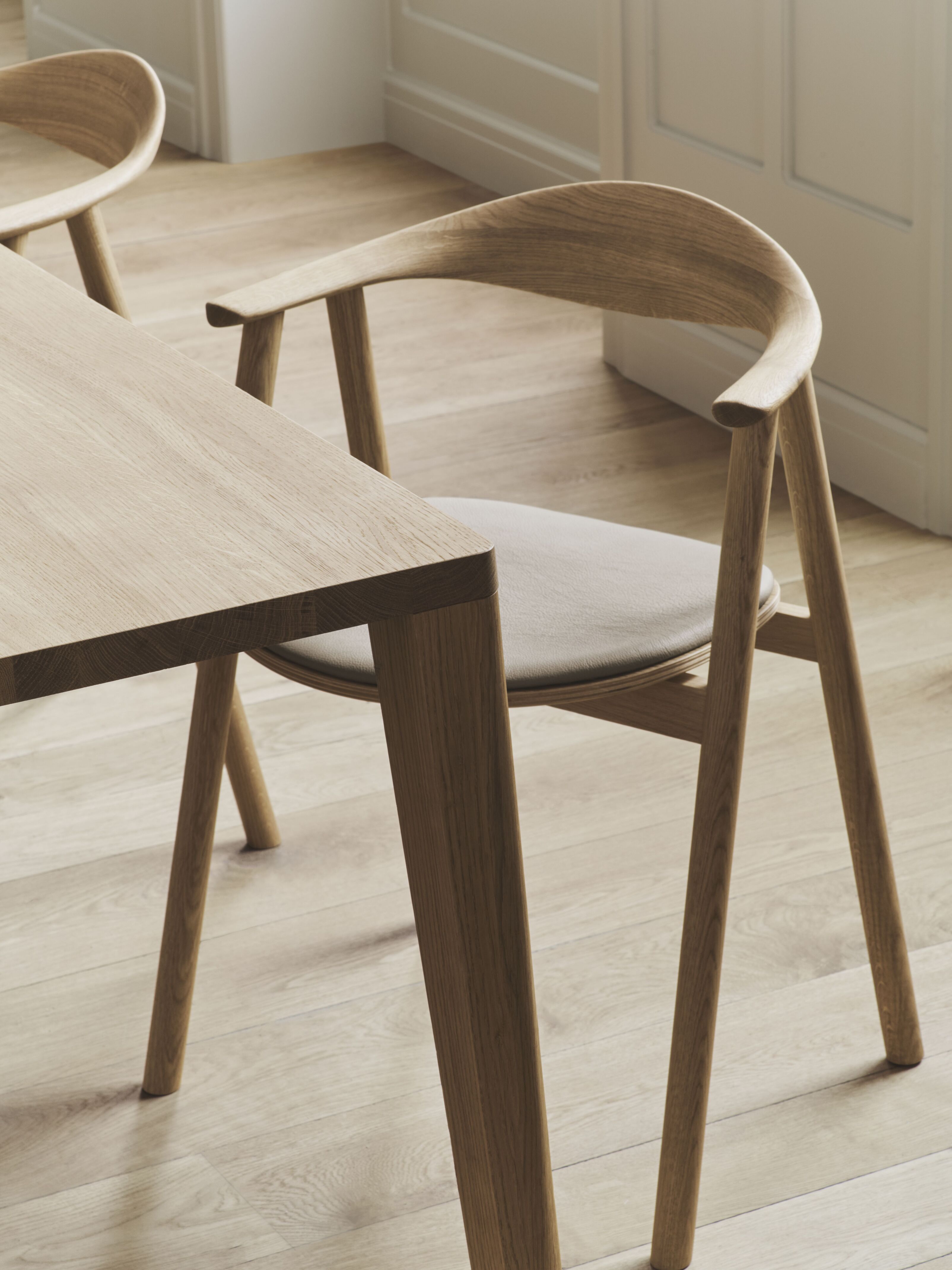 Stolička SWING z lakovaného dubového dreva na čierno