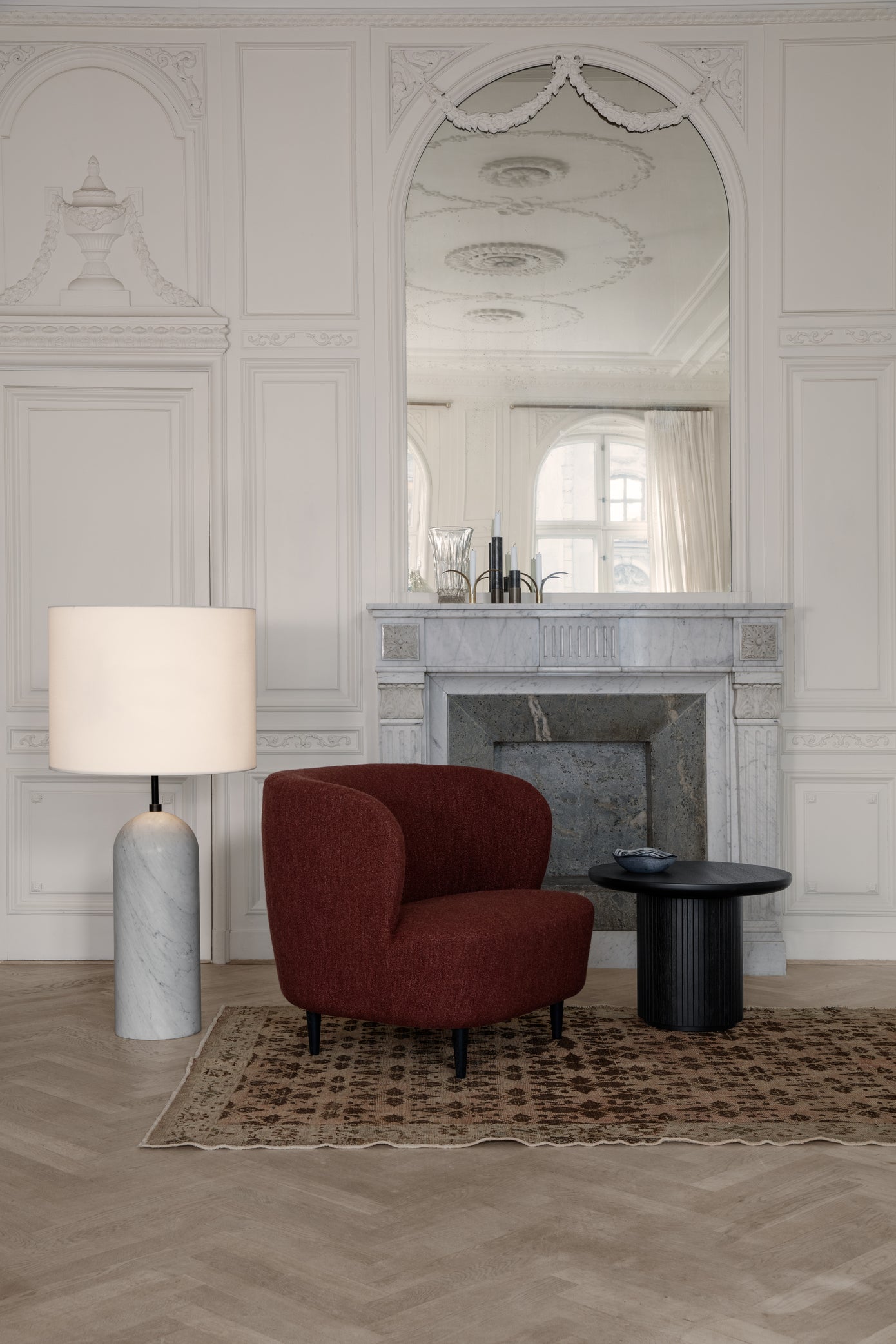 Fotel STAY čalúnený s orechovým podstavcom