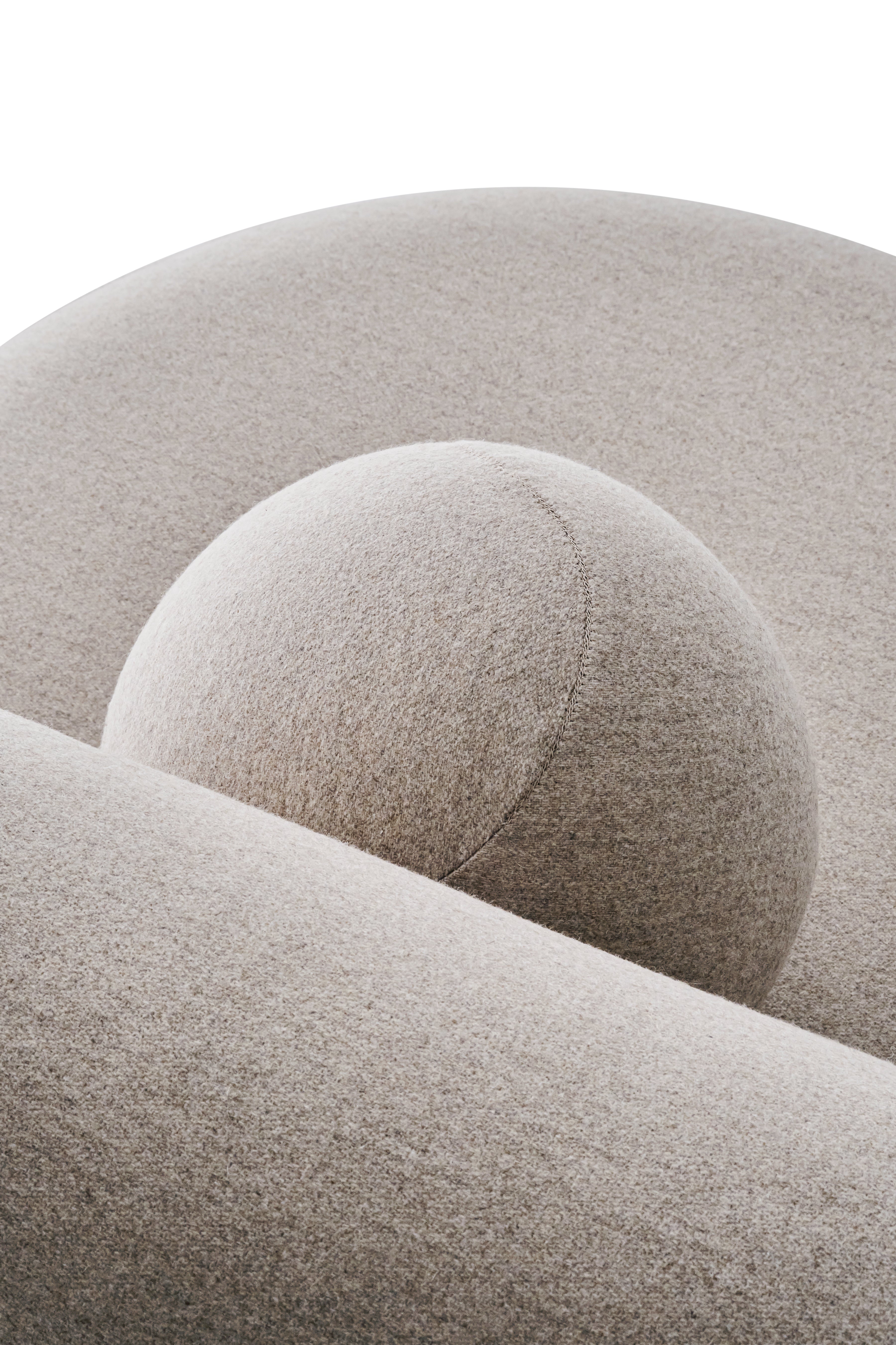 Fotel GROPIUS CS2 čalúnený s drevenou základňou