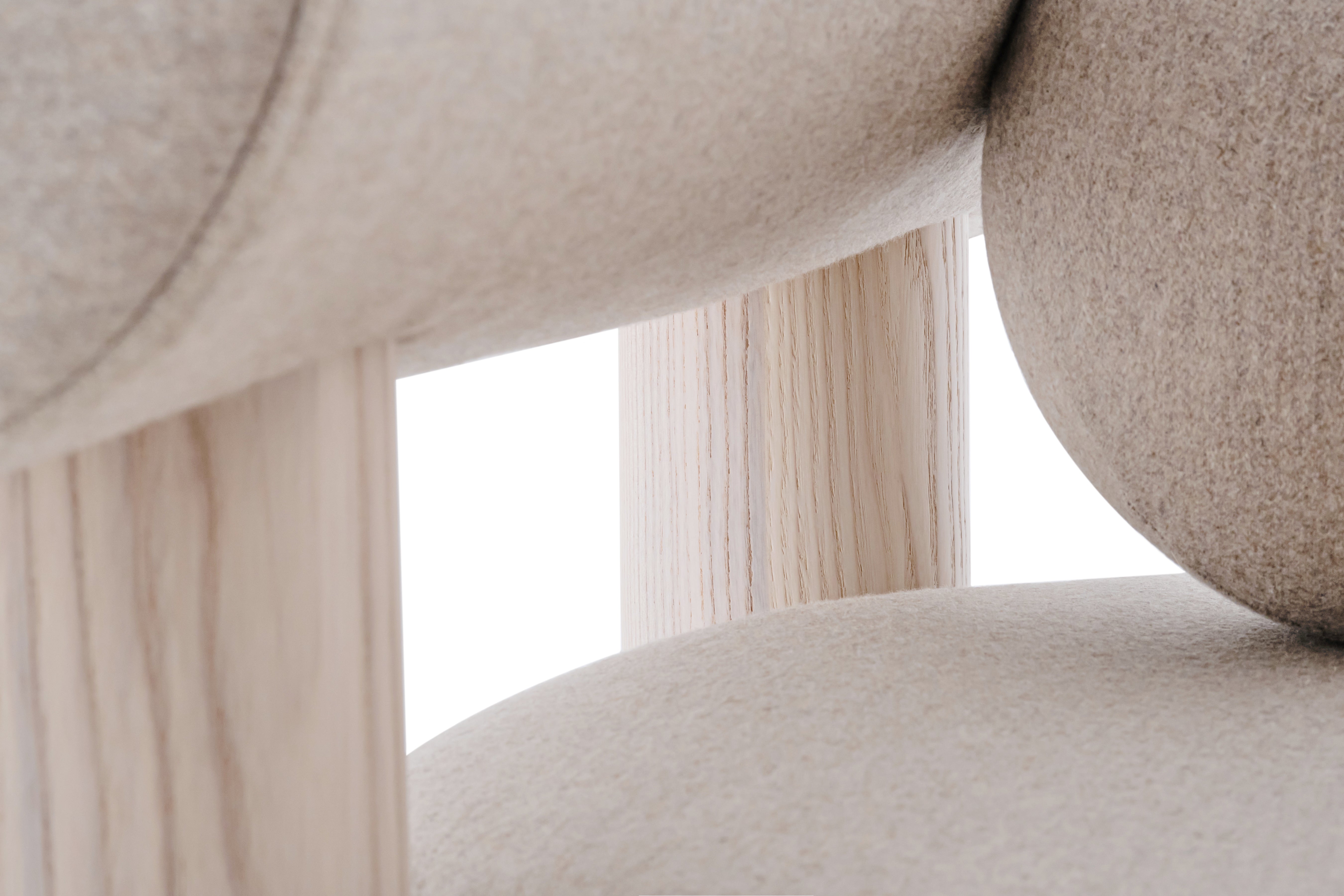 Fotel GROPIUS CS2 čalúnený s drevenou základňou