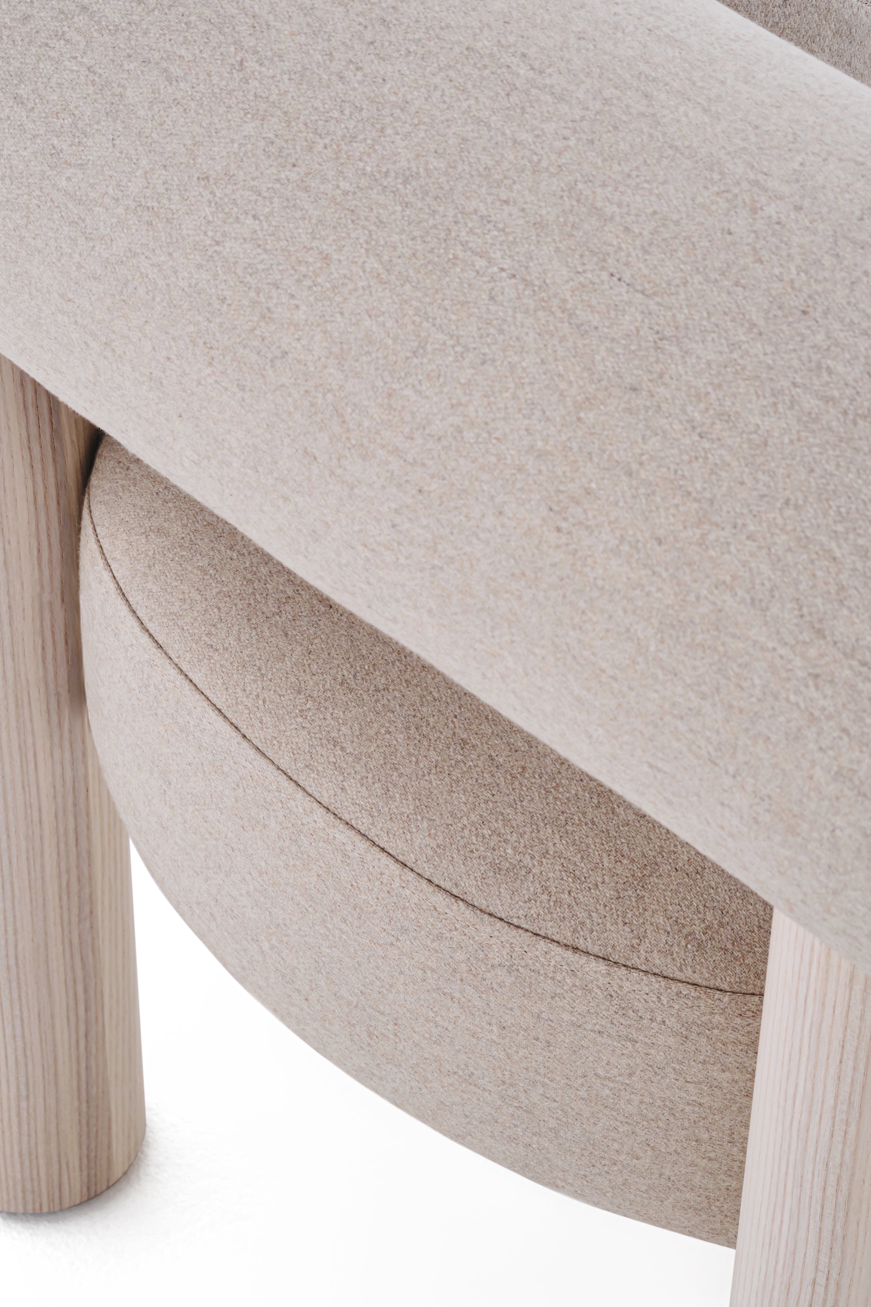 Fotel GROPIUS CS2 čalúnený s drevenou základňou