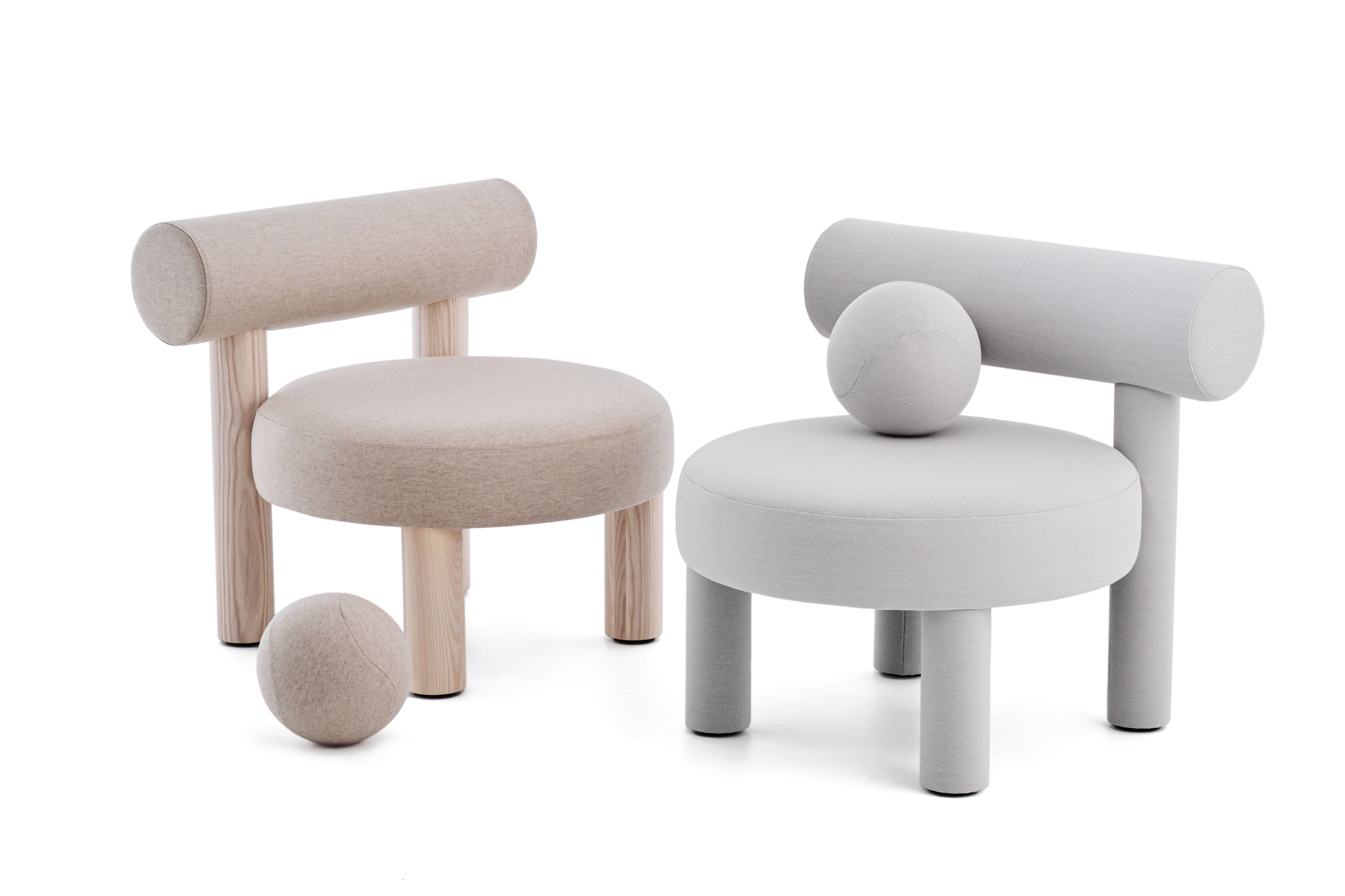 Fotel GROPIUS CS2 čalúnený s drevenou základňou