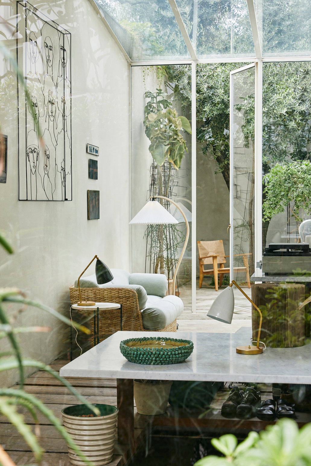 Stolná lampa GRÄSHOPPA biely tienidlo so zlatou základňou