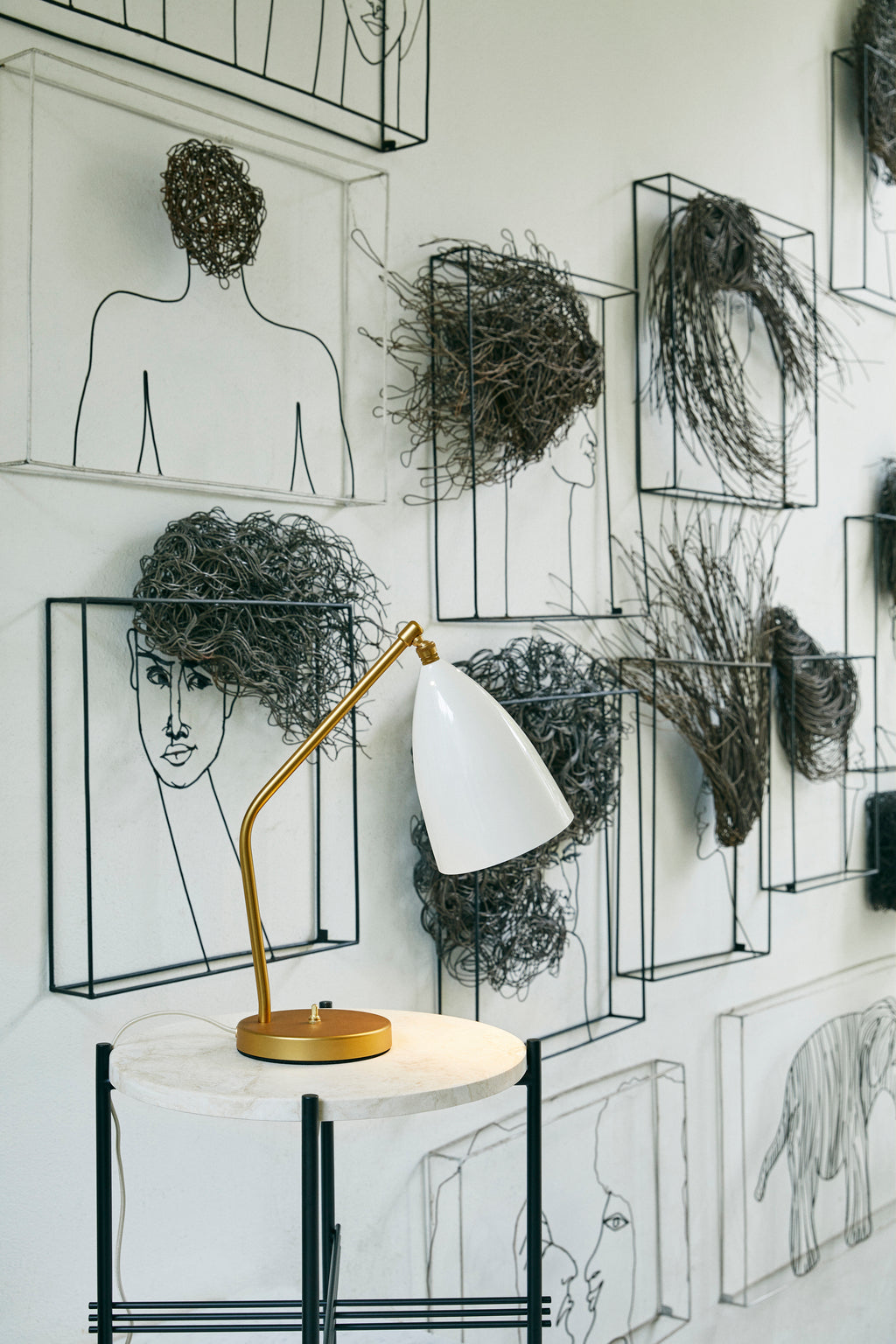 Stolná lampa GRÄSHOPPA biely tienidlo so zlatou základňou